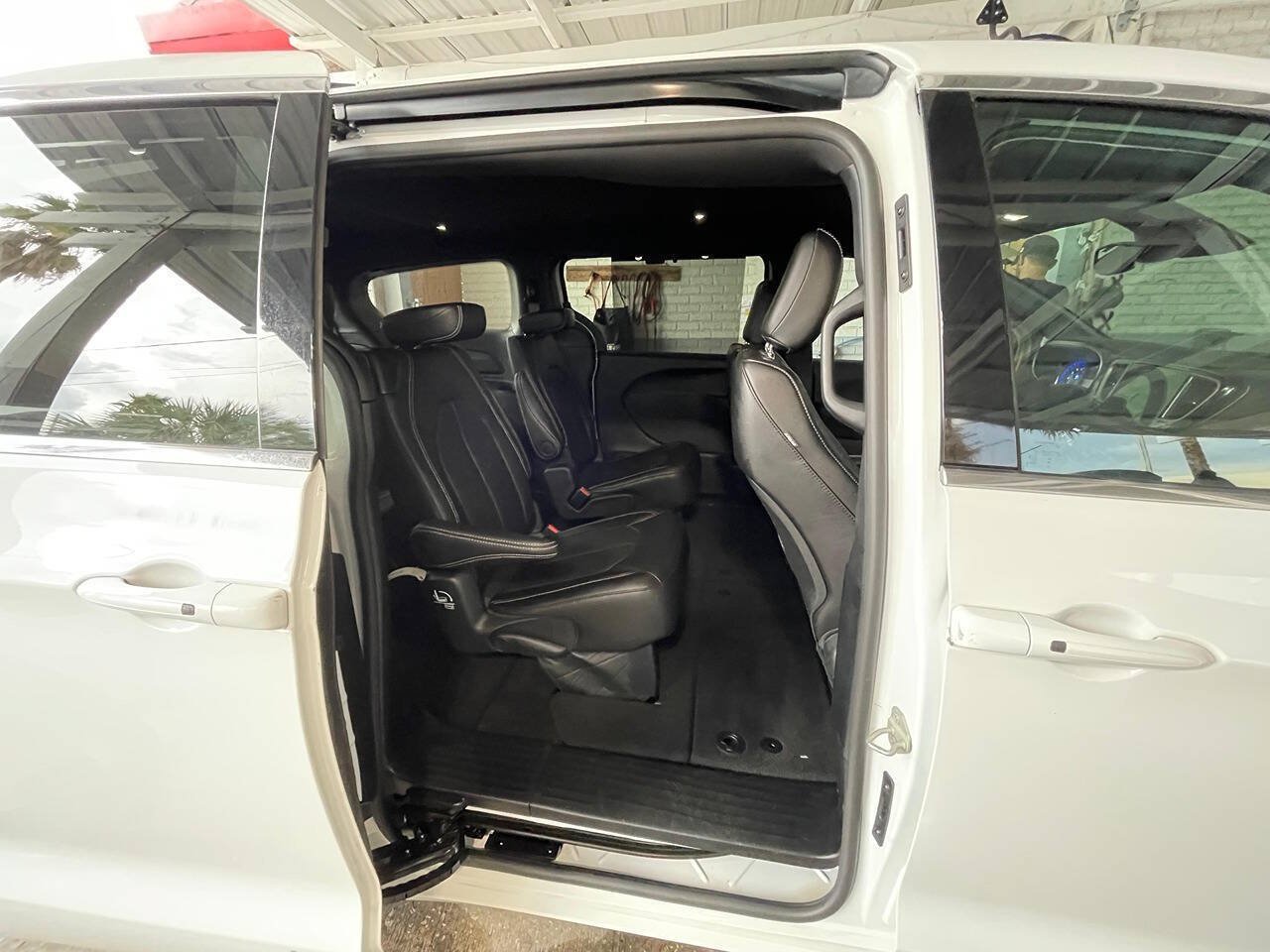 Used 2025 Chrysler Pacifica Select FWD image 8