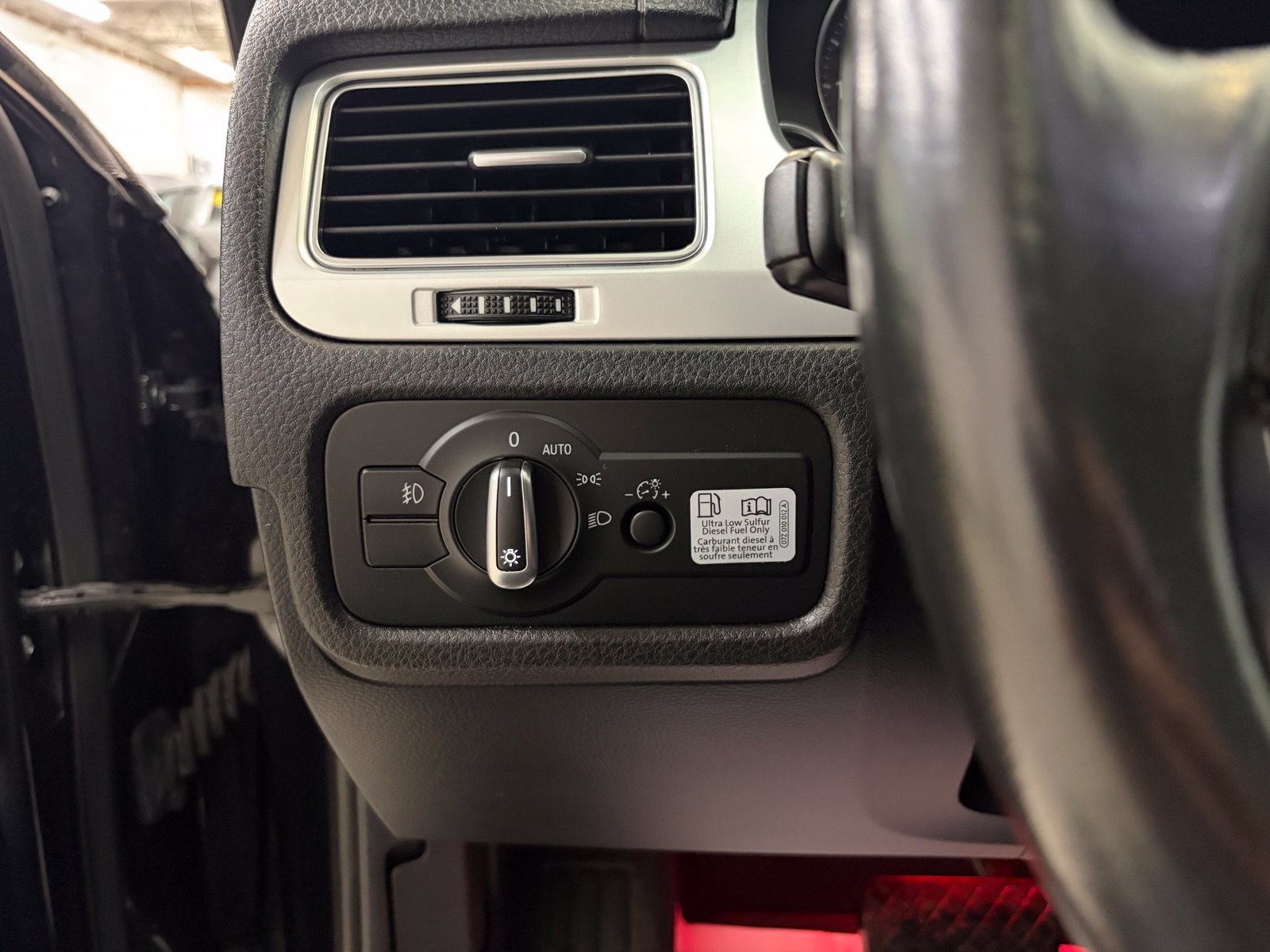 Used 2015 Volkswagen Touareg TDI AWD/4WD image 16