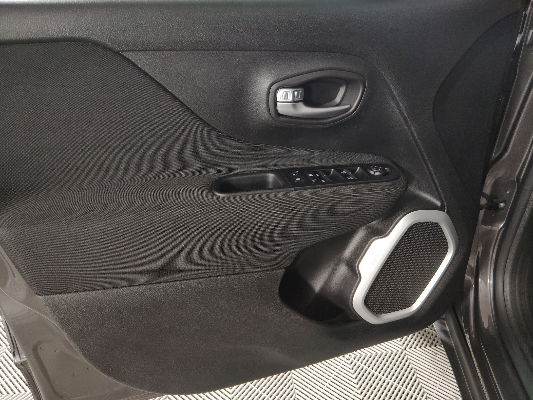 Used 2020 Jeep Renegade Latitude image 13