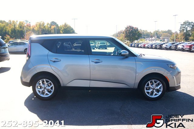 Certified 2024 Kia Soul LX w/ LX Technology Package FWD image 8