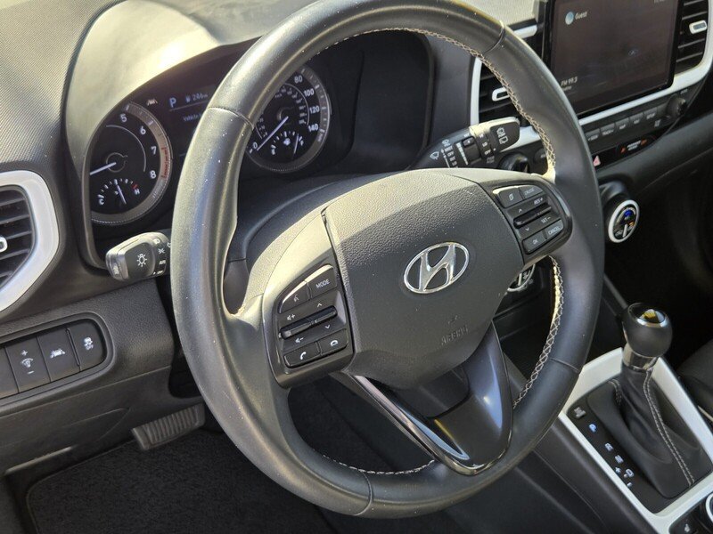 Used 2022 Hyundai Venue Limited FWD image 19