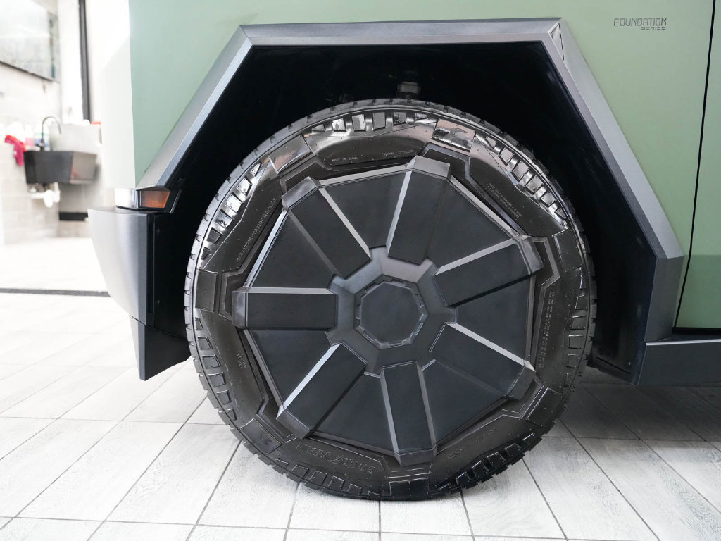 Used 2024 Tesla Cybertruck Cyberbeast AWD/4WD image 9