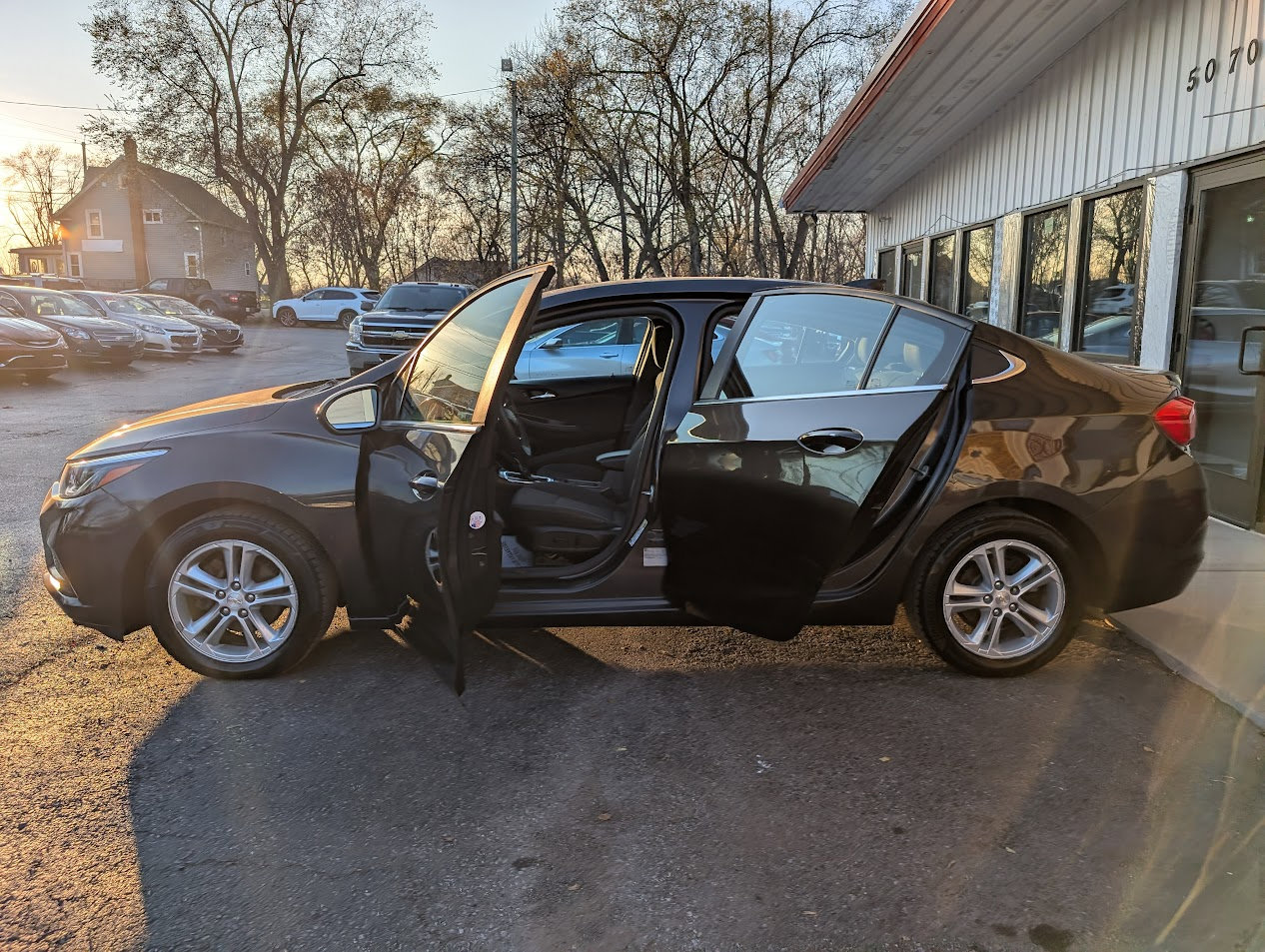 Used 2017 Chevrolet Cruze LT w/ Convenience Package image 5