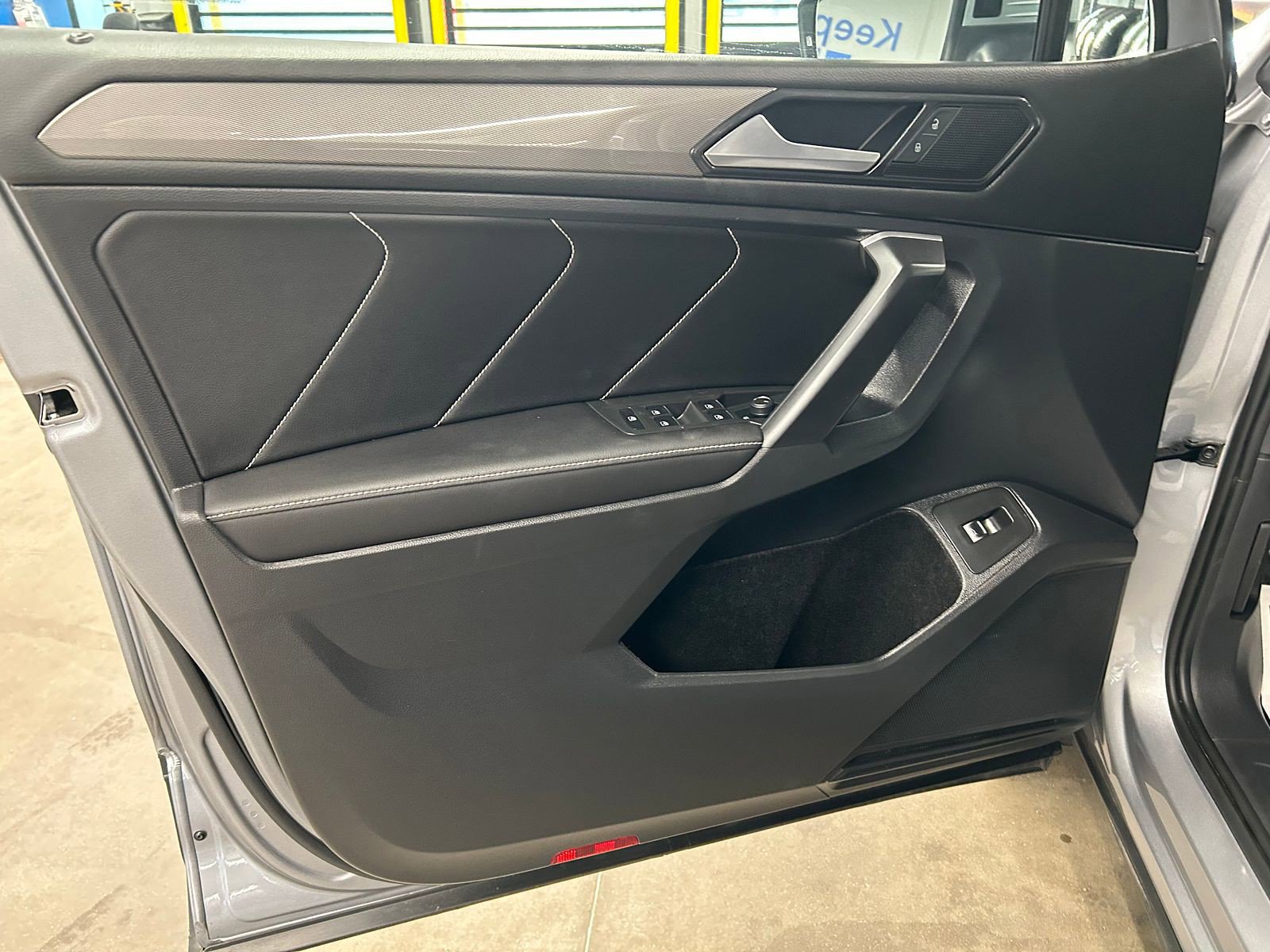 Used 2024 Volkswagen Tiguan SE image 9