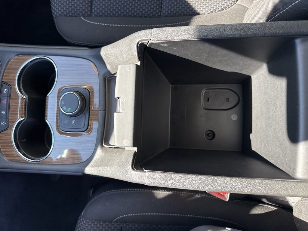 Used 2023 GMC Acadia SLE image 25