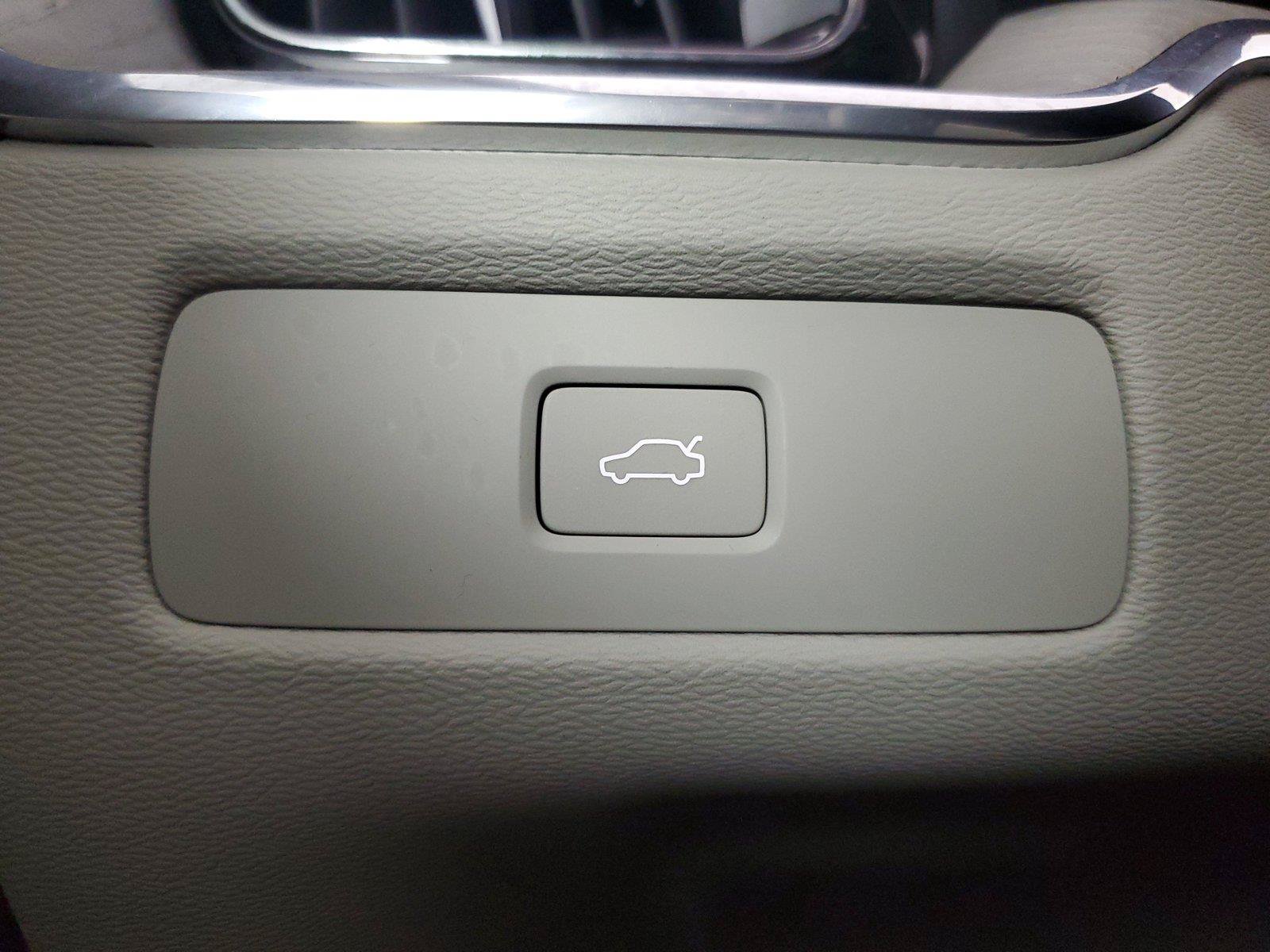 Used 2024 Volvo XC60 B5 Plus w/ Protection Package Premier AWD/4WD image 35
