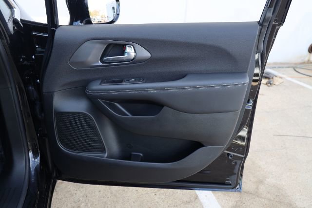 Used 2026 Chrysler Pacifica Select image 19