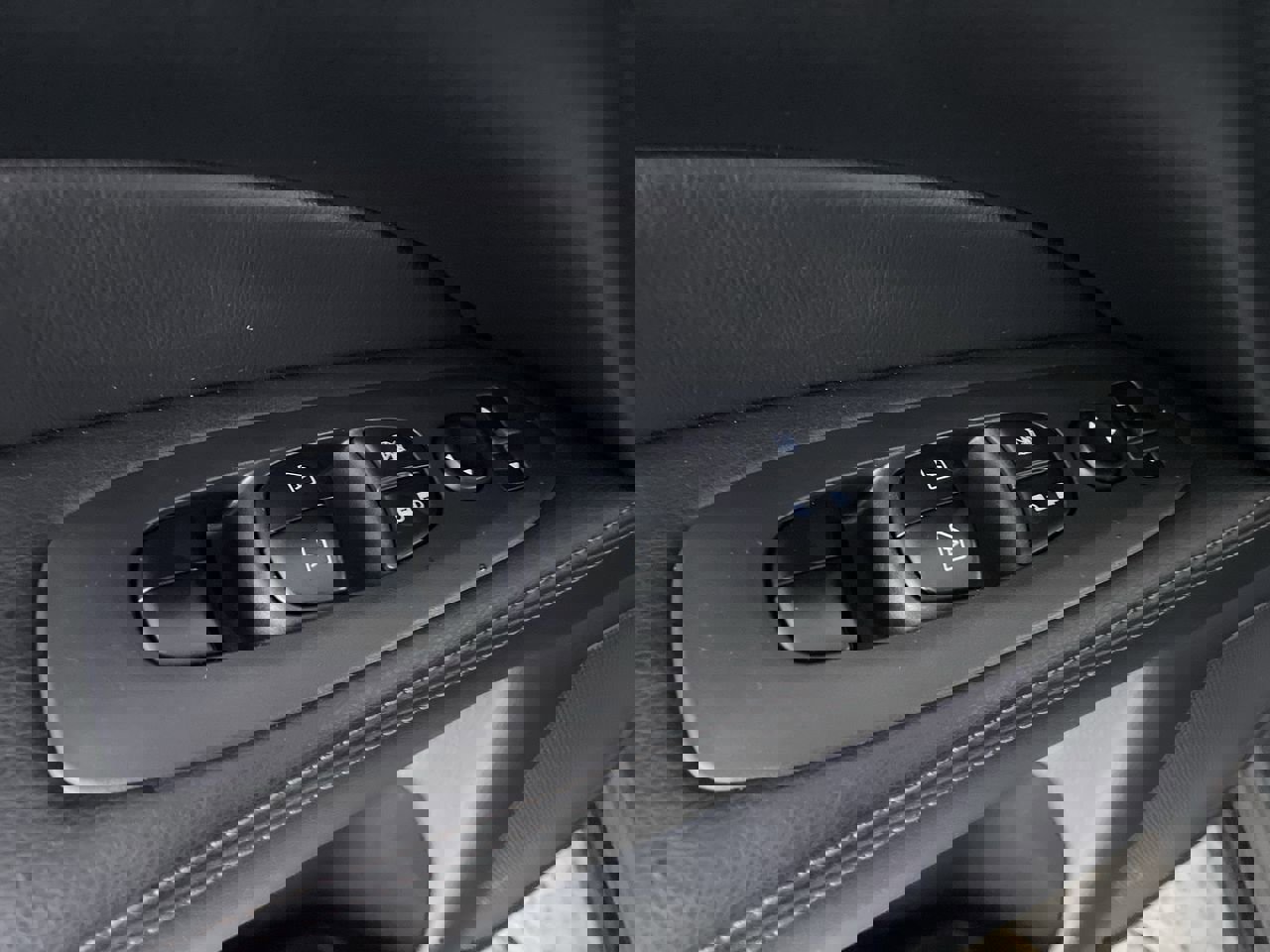 Used 2018 Nissan Pathfinder SV image 11