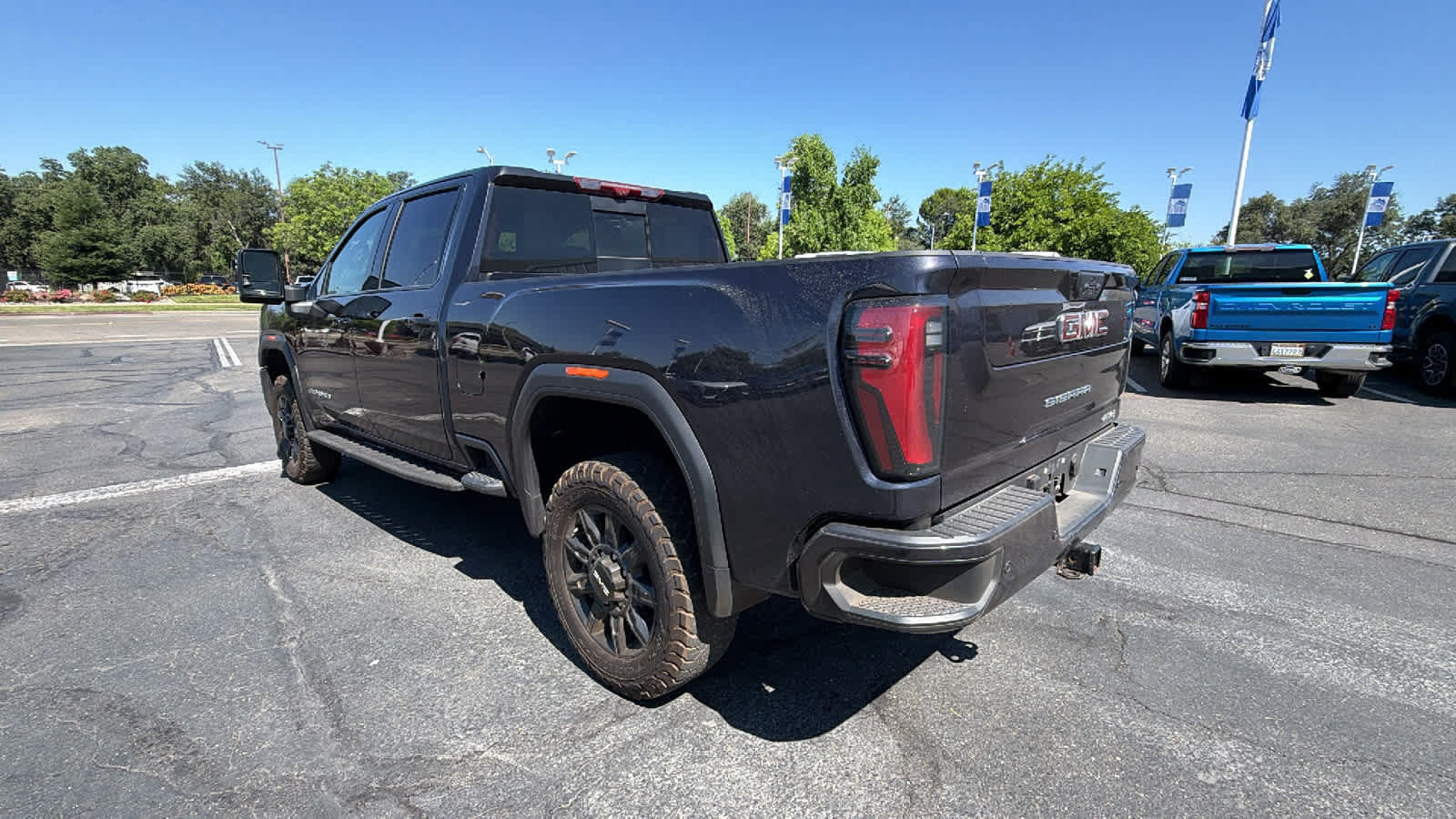 Used 2024 GMC Sierra 2500 AT4 w/ AT4 Premium Plus Package AWD/4WD image 7