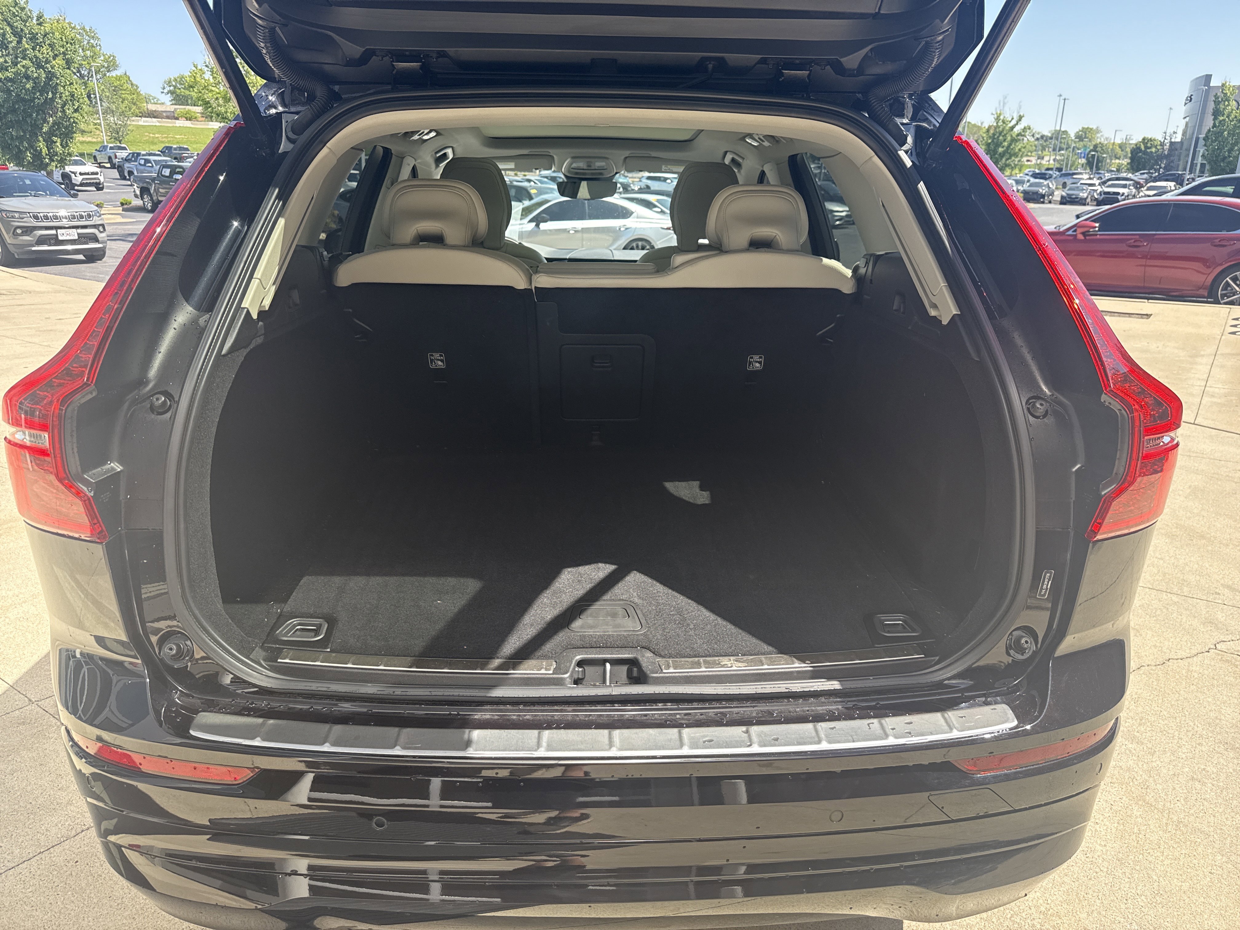 Used 2022 Volvo XC60 B5 Momentum w/ Climate Package image 11