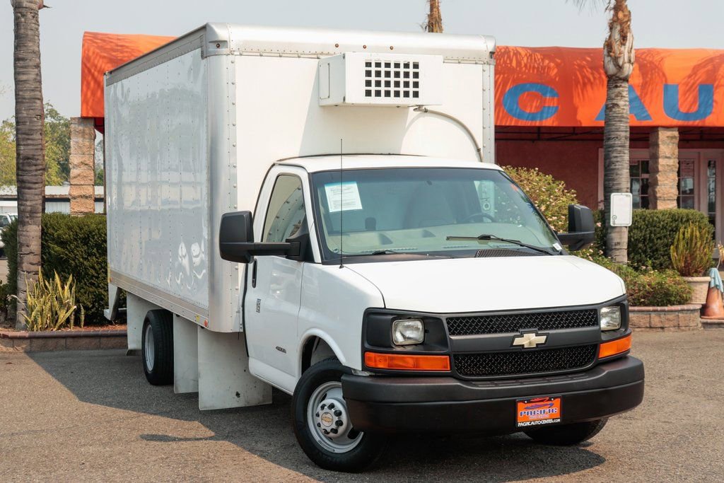 Used 2015 Chevrolet Express 4500 RWD image 2
