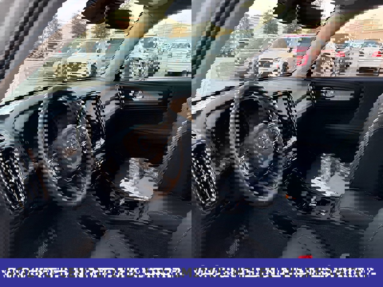 Certified 2025 Volvo XC40 B5 Core image 17