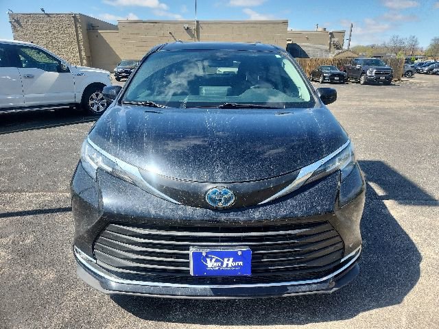 Used 2021 Toyota Sienna XLE w/ XLE Plus Package FWD image 2