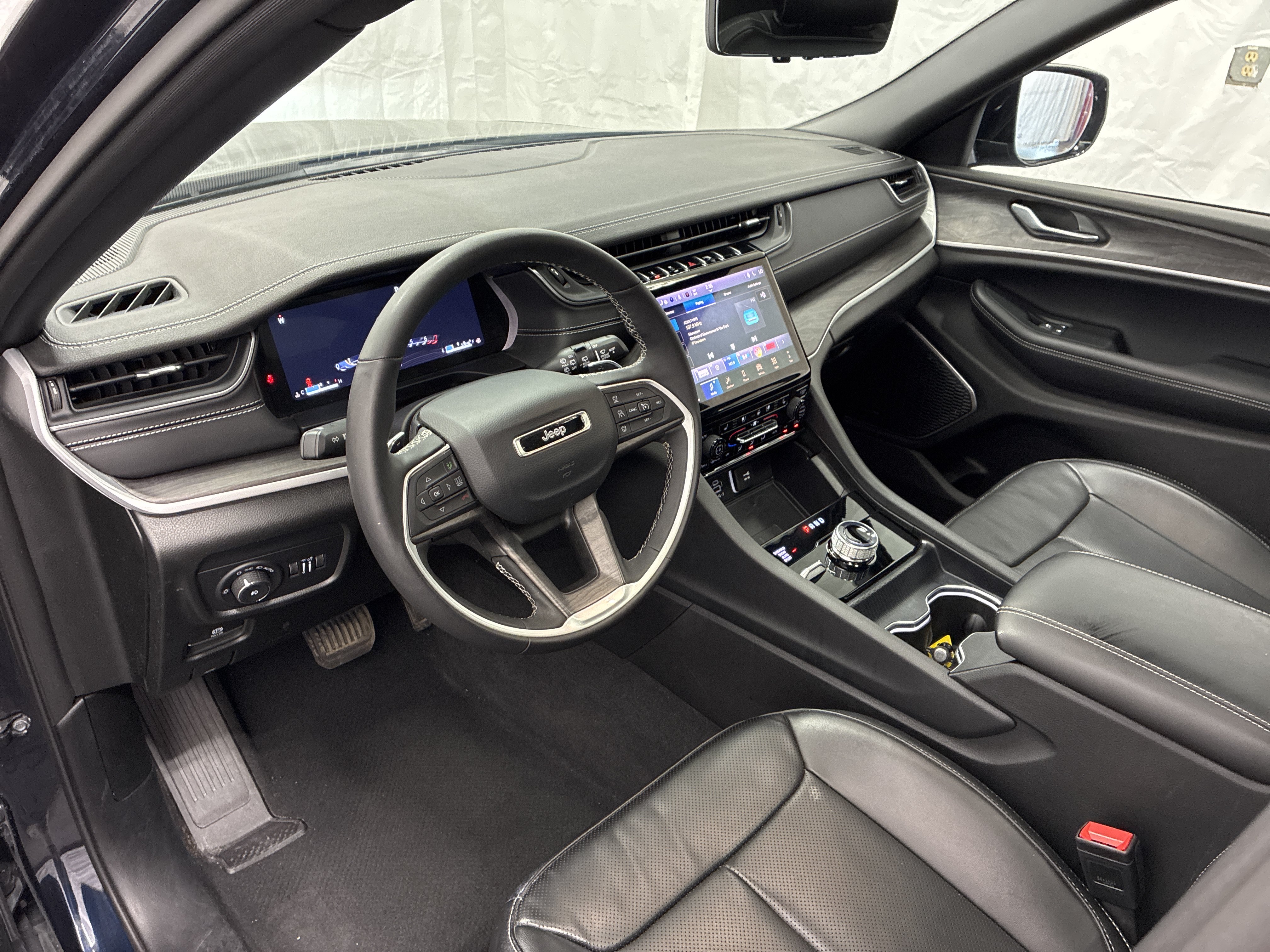 Certified 2024 Jeep Grand Cherokee L Limited w/ Luxury Tech Group II AWD/4WD image 18