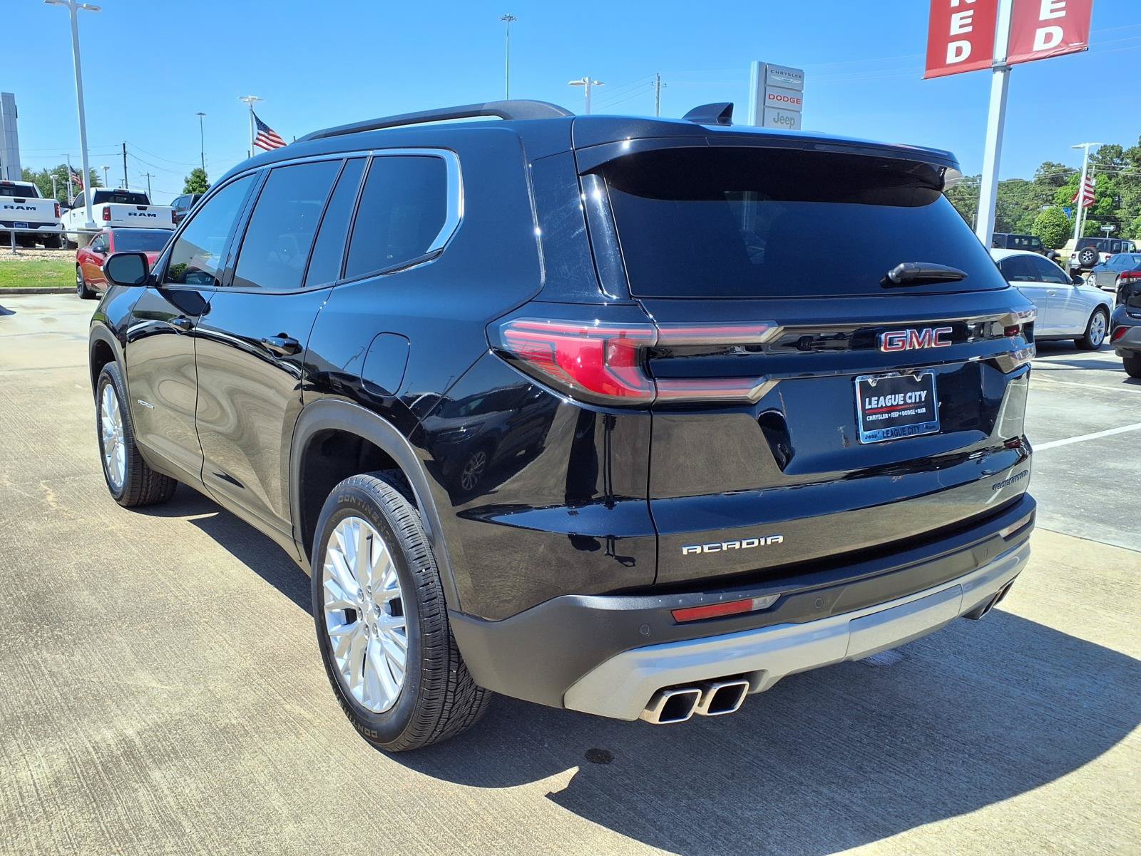 Used 2024 GMC Acadia Elevation w/ LPO, Cargo Package FWD image 2