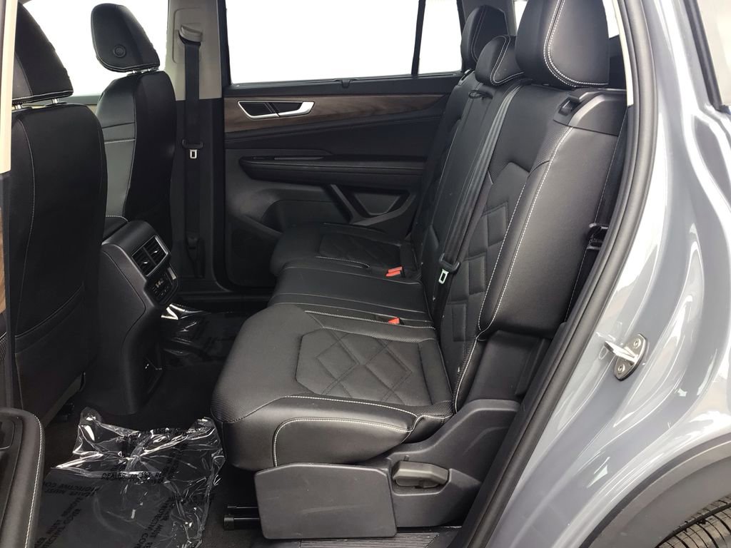 Used 2025 Volkswagen Atlas SE image 10