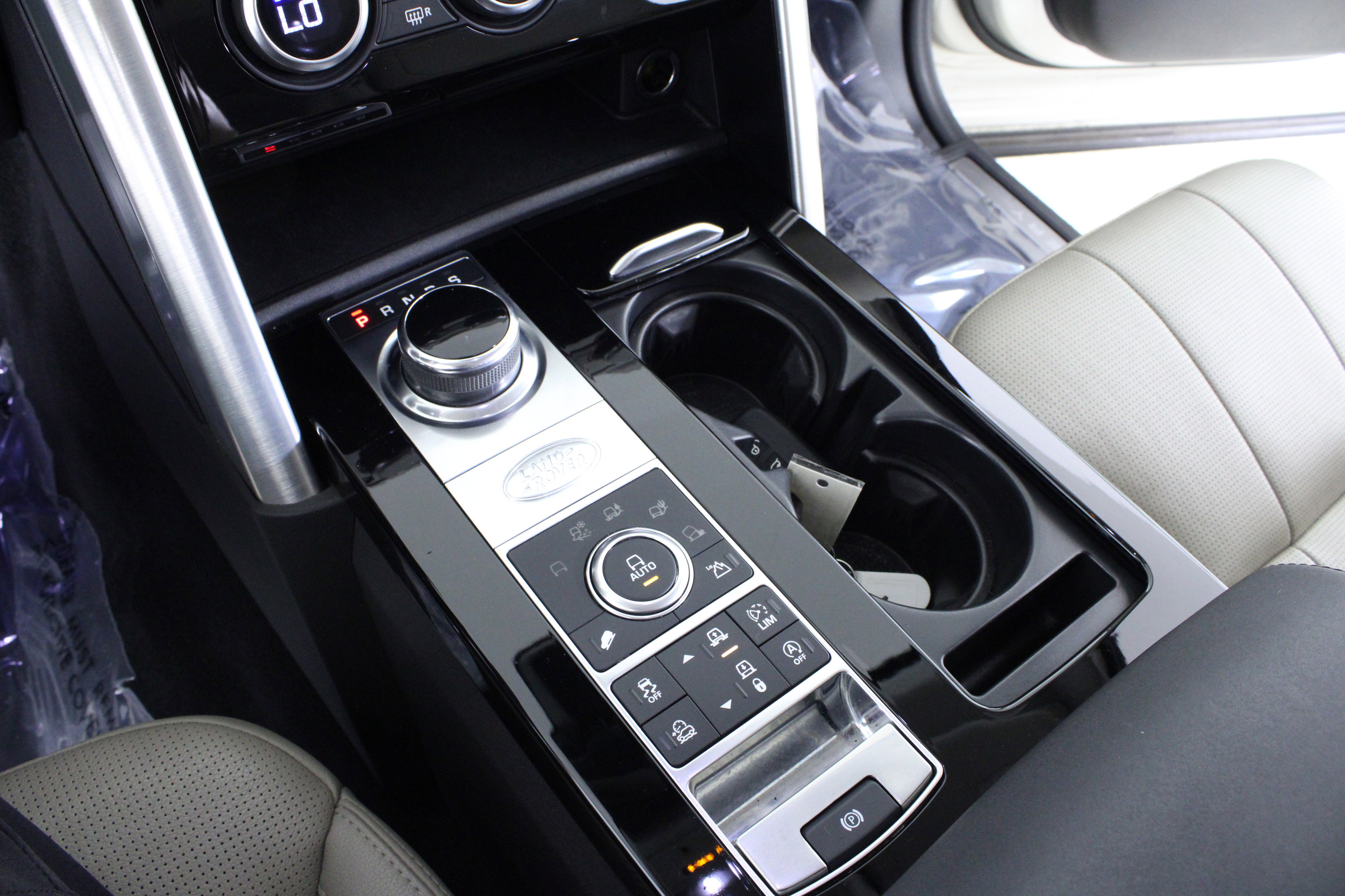 Used 2017 Land Rover Discovery HSE image 28