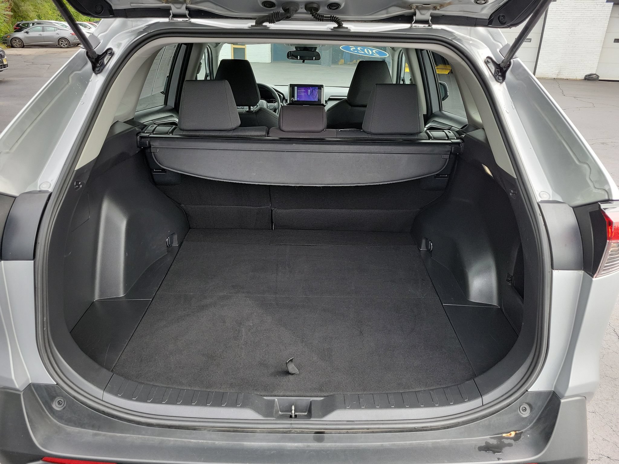 Used 2025 Toyota RAV4 XLE FWD image 28