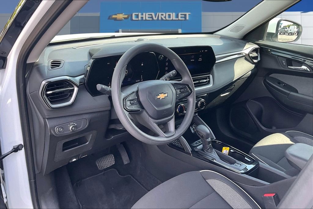 Used 2025 Chevrolet TrailBlazer LT w/ Driver Confidence Package AWD/4WD image 17