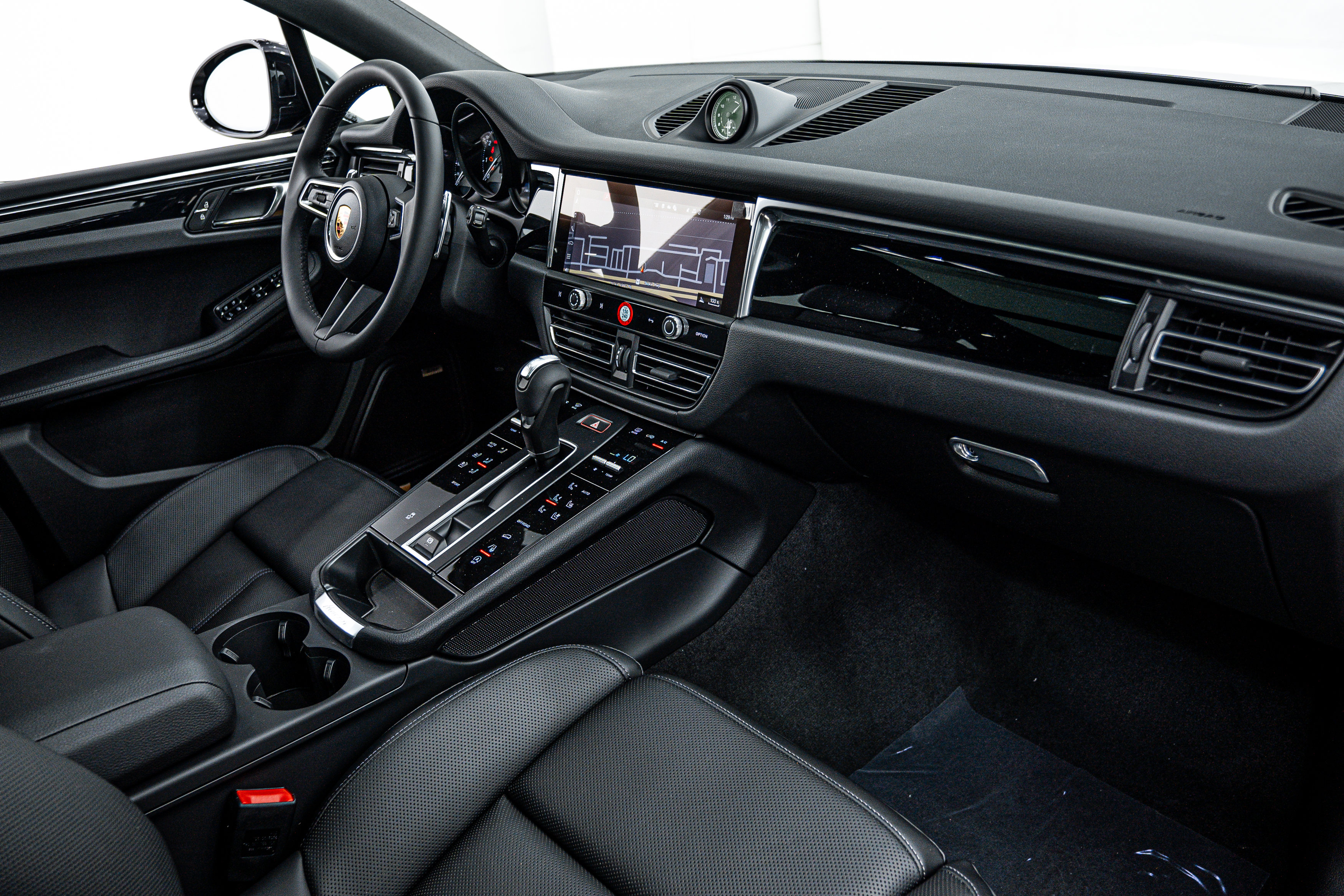 Certified 2026 Porsche Macan AWD/4WD image 13