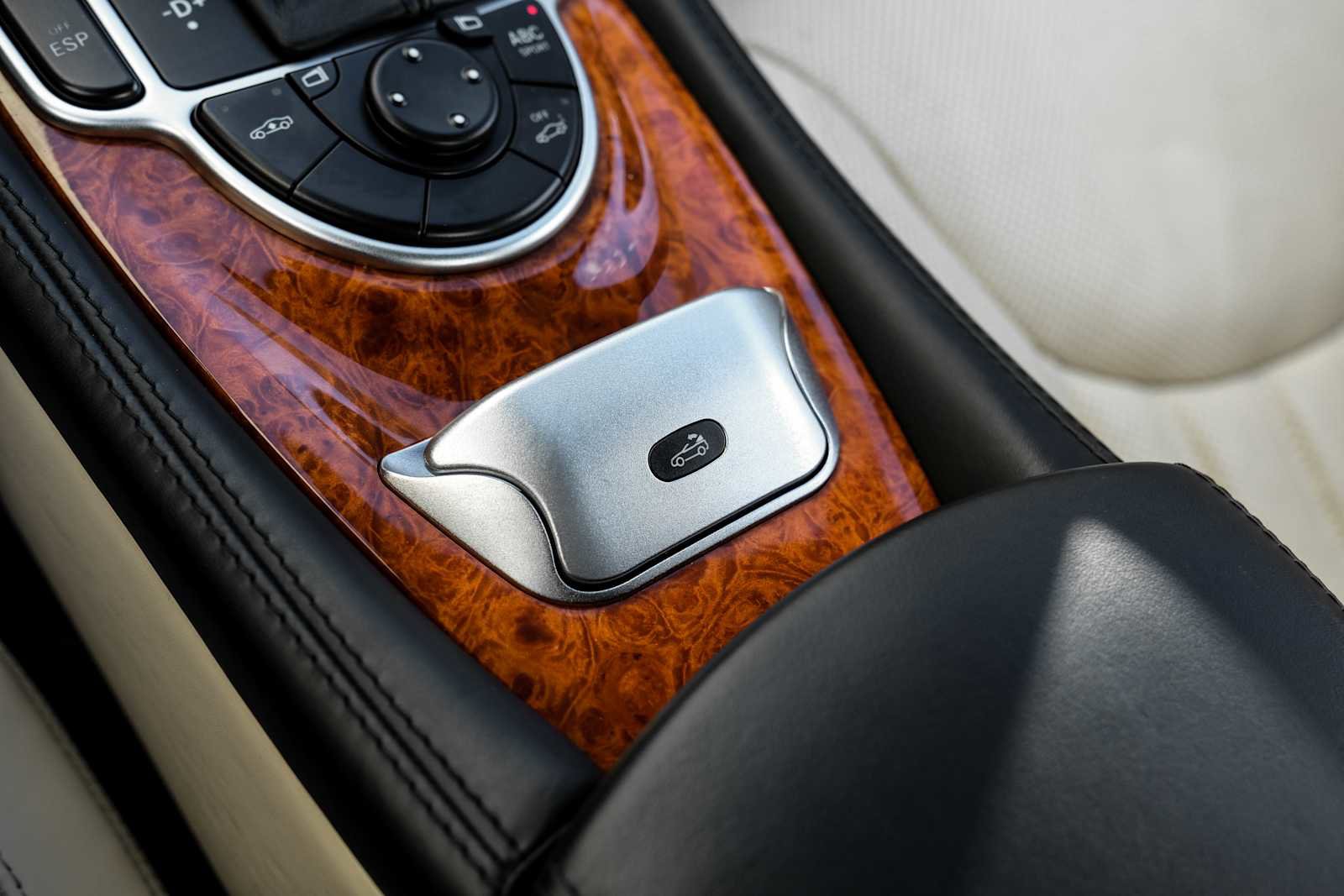 Used 2011 Mercedes-Benz SL 550 image 21