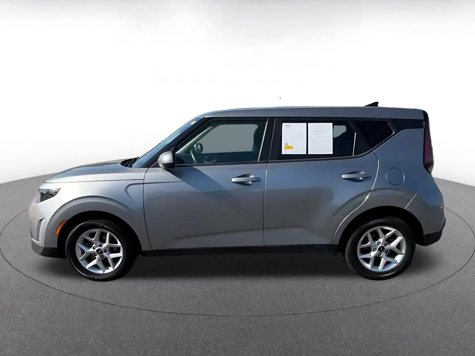 Used 2025 Kia Soul LX w/ LX Technology Package FWD image 8