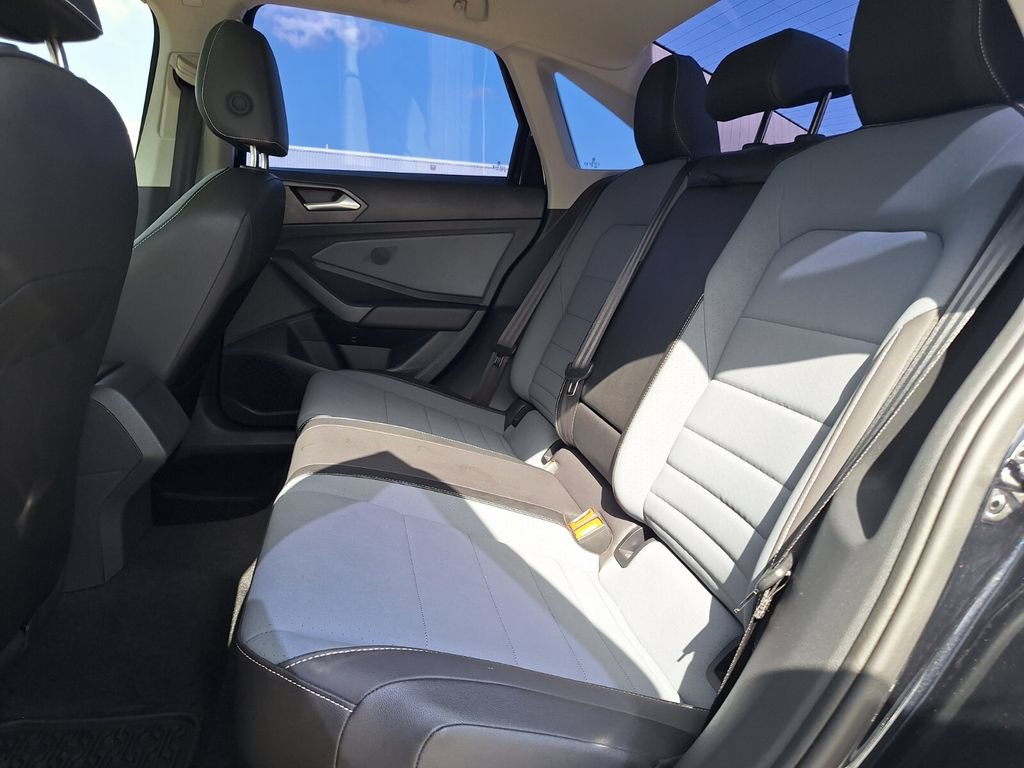 Used 2025 Volkswagen Jetta SE FWD image 12
