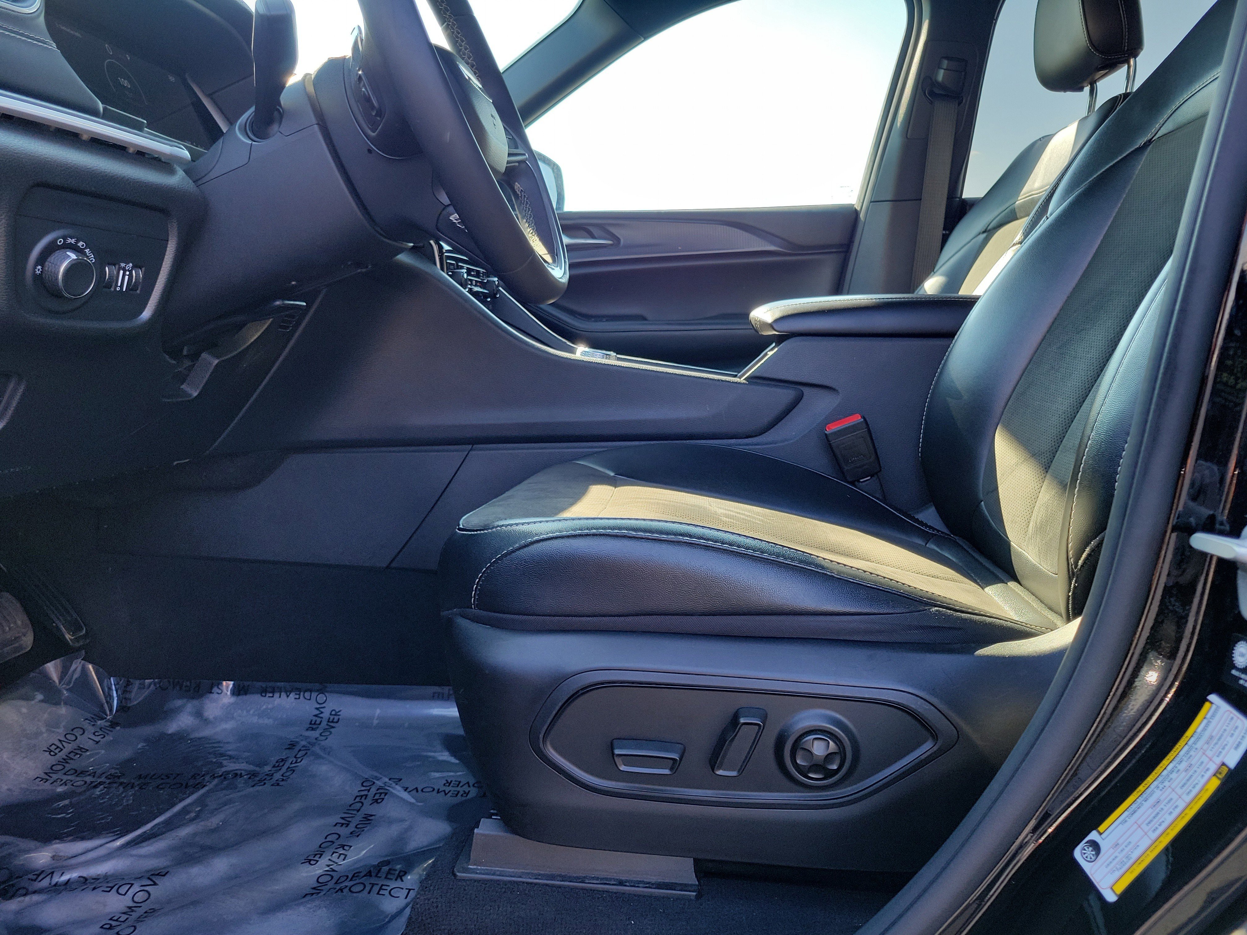 Used 2024 Jeep Grand Cherokee L Laredo image 16