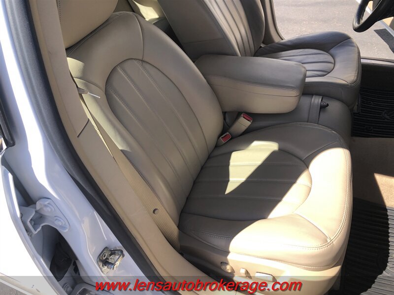 Used 2010 Buick Lucerne CXL FWD image 22