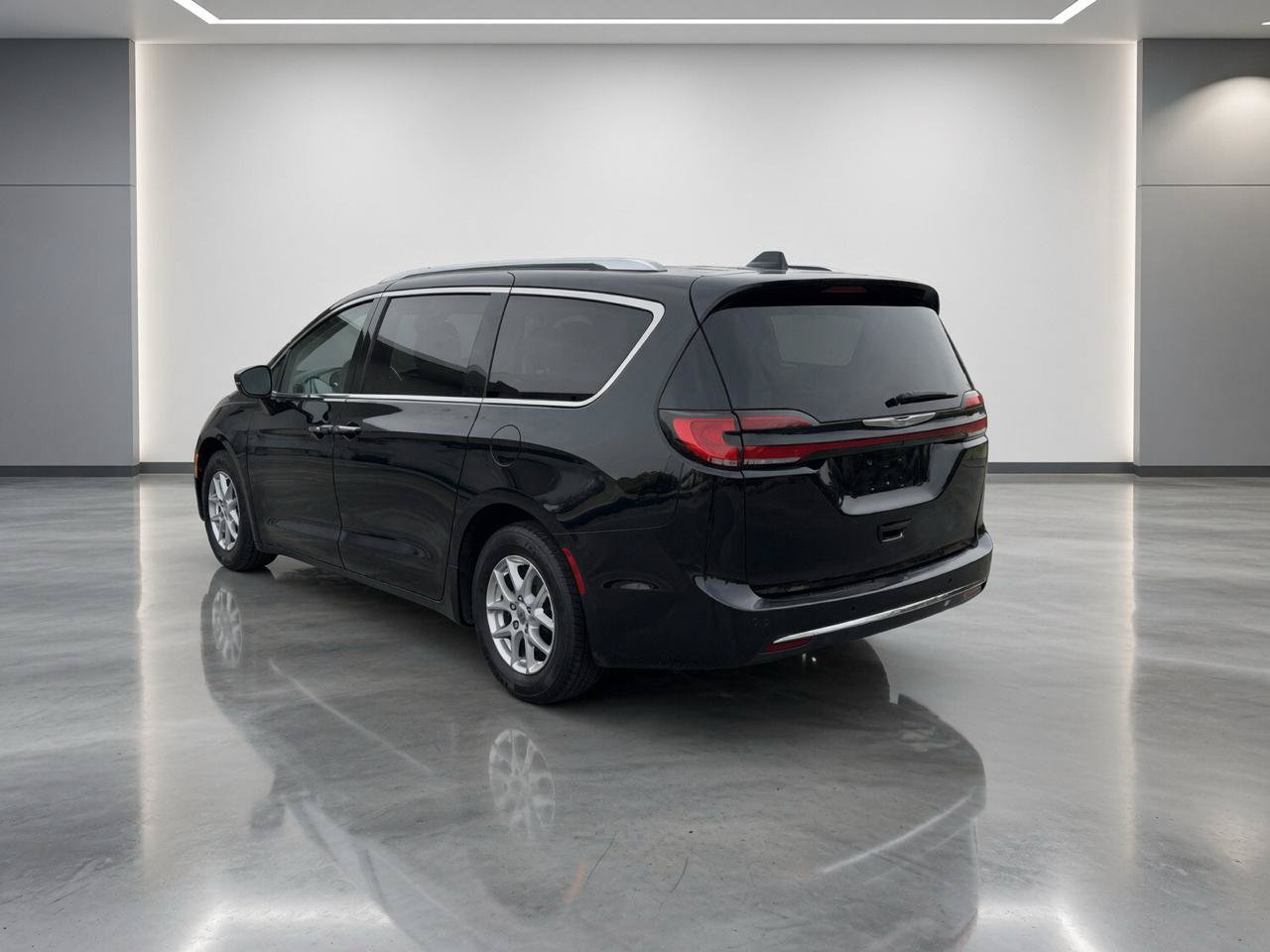 Used 2021 Chrysler Pacifica Touring-L FWD image 2
