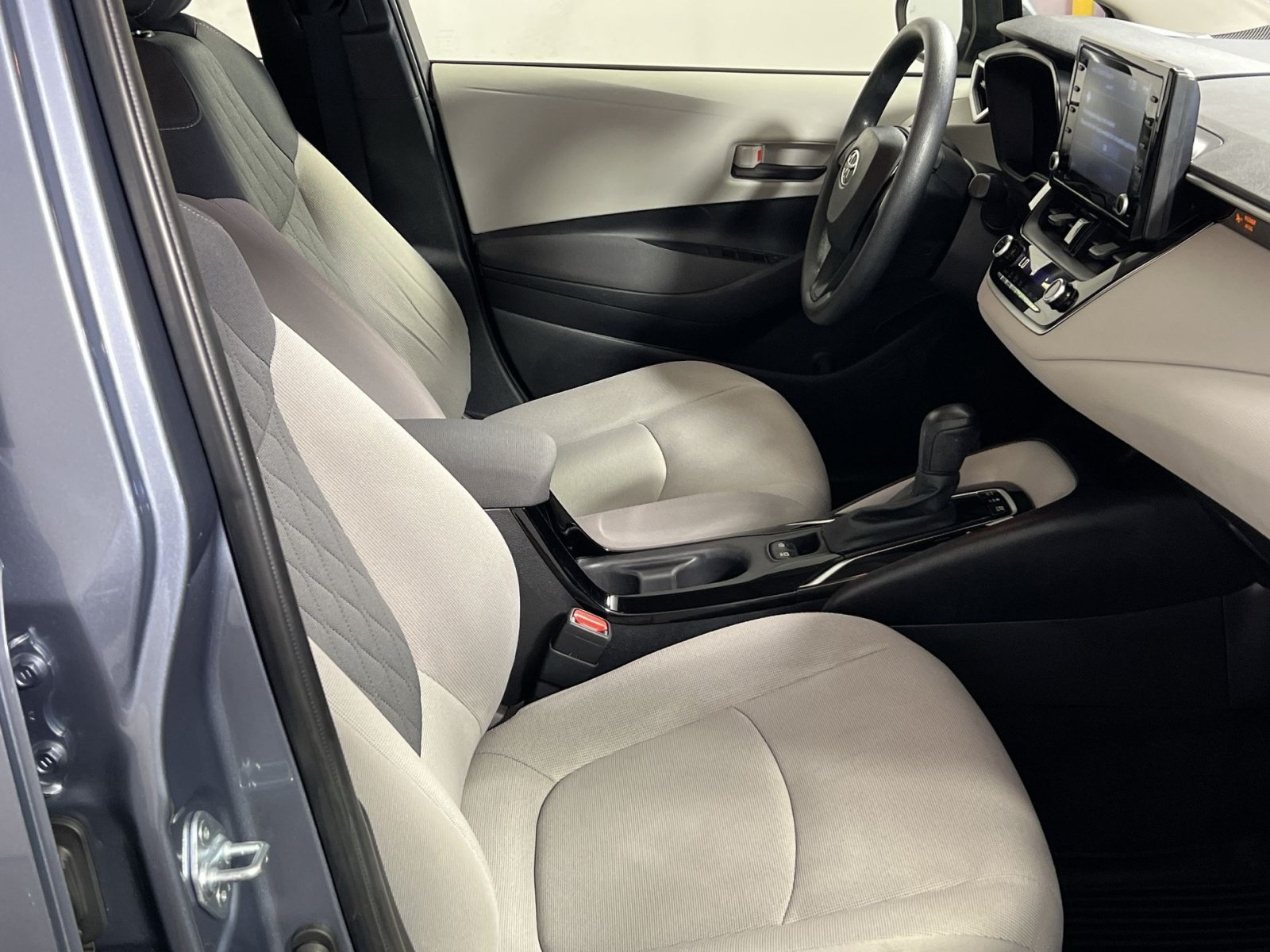 Used 2022 Toyota Corolla LE FWD image 36