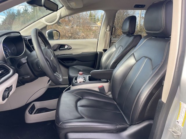 Used 2023 Chrysler Pacifica Touring-L image 20