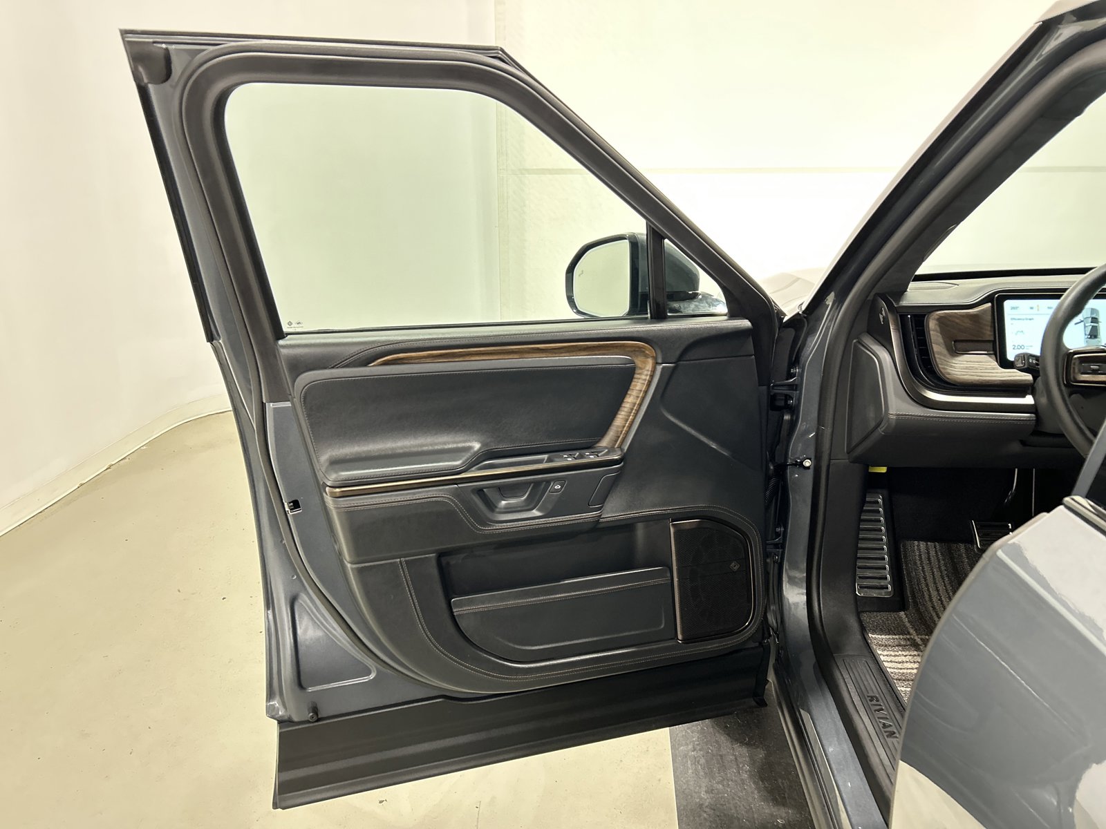 Used 2025 Rivian R1T Premium AWD/4WD image 16