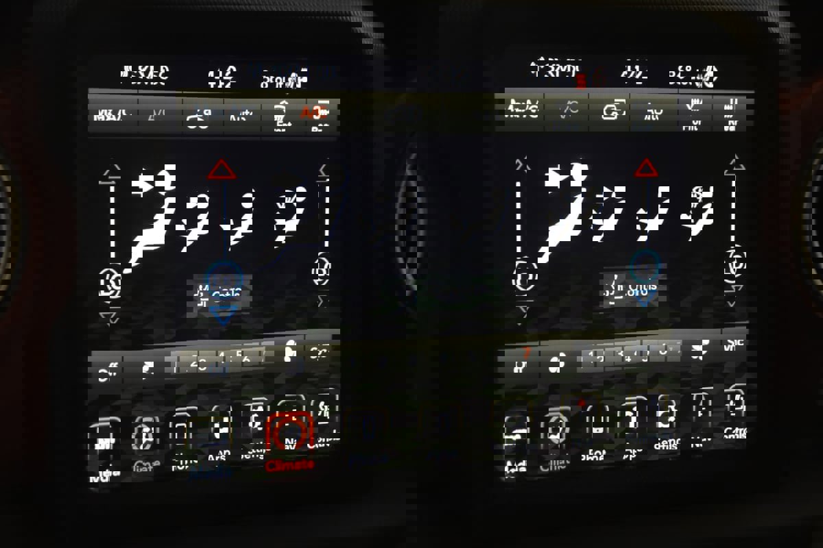 Used 2018 Jeep Wrangler Unlimited Rubicon w/ Dual Top Group AWD/4WD image 33