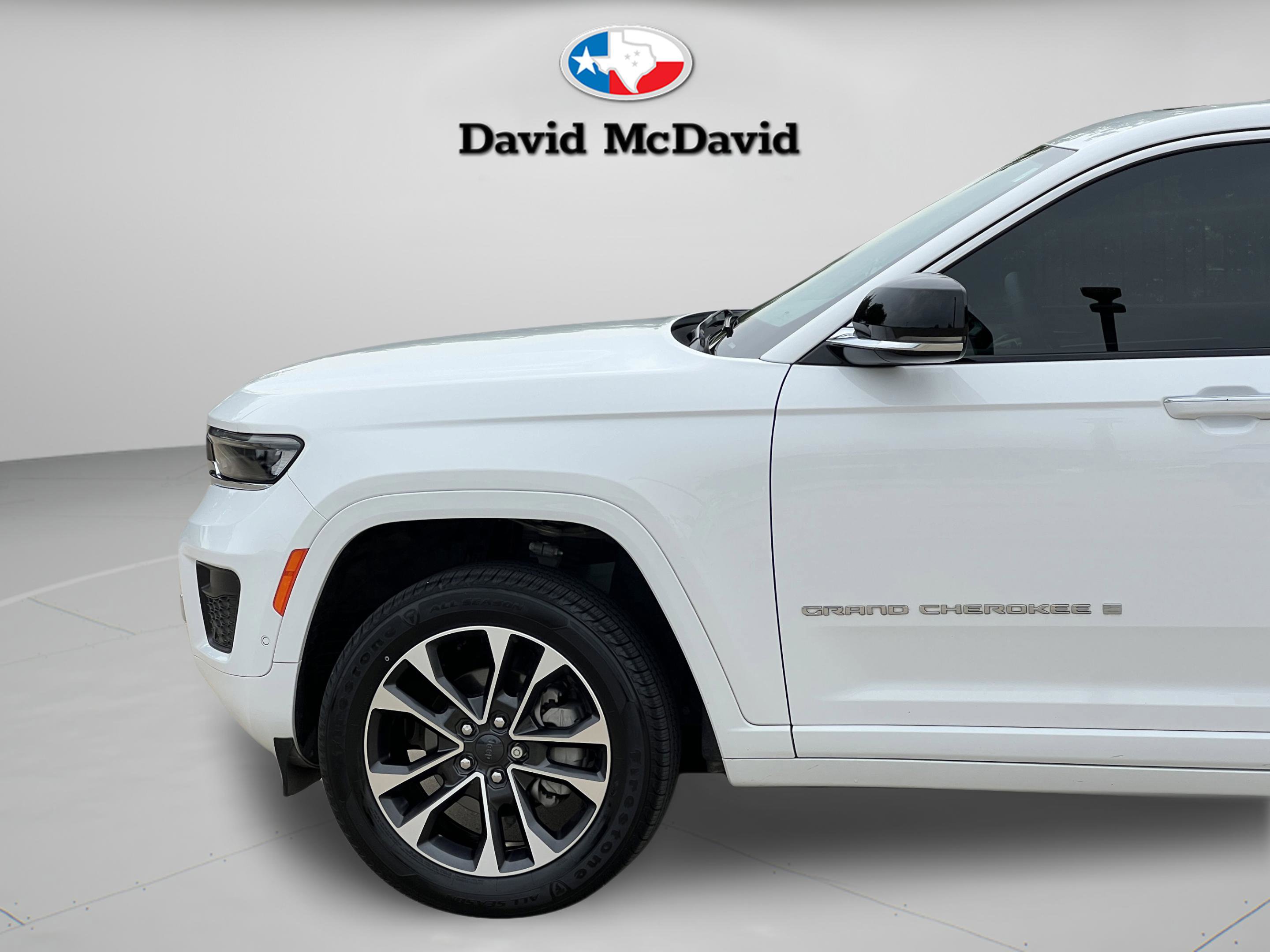 Used 2023 Jeep Grand Cherokee Overland w/ Luxury Tech Group IV AWD/4WD image 32