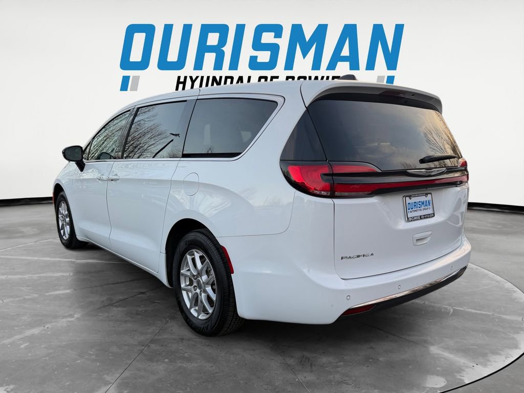 Used 2024 Chrysler Pacifica Touring-L image 4