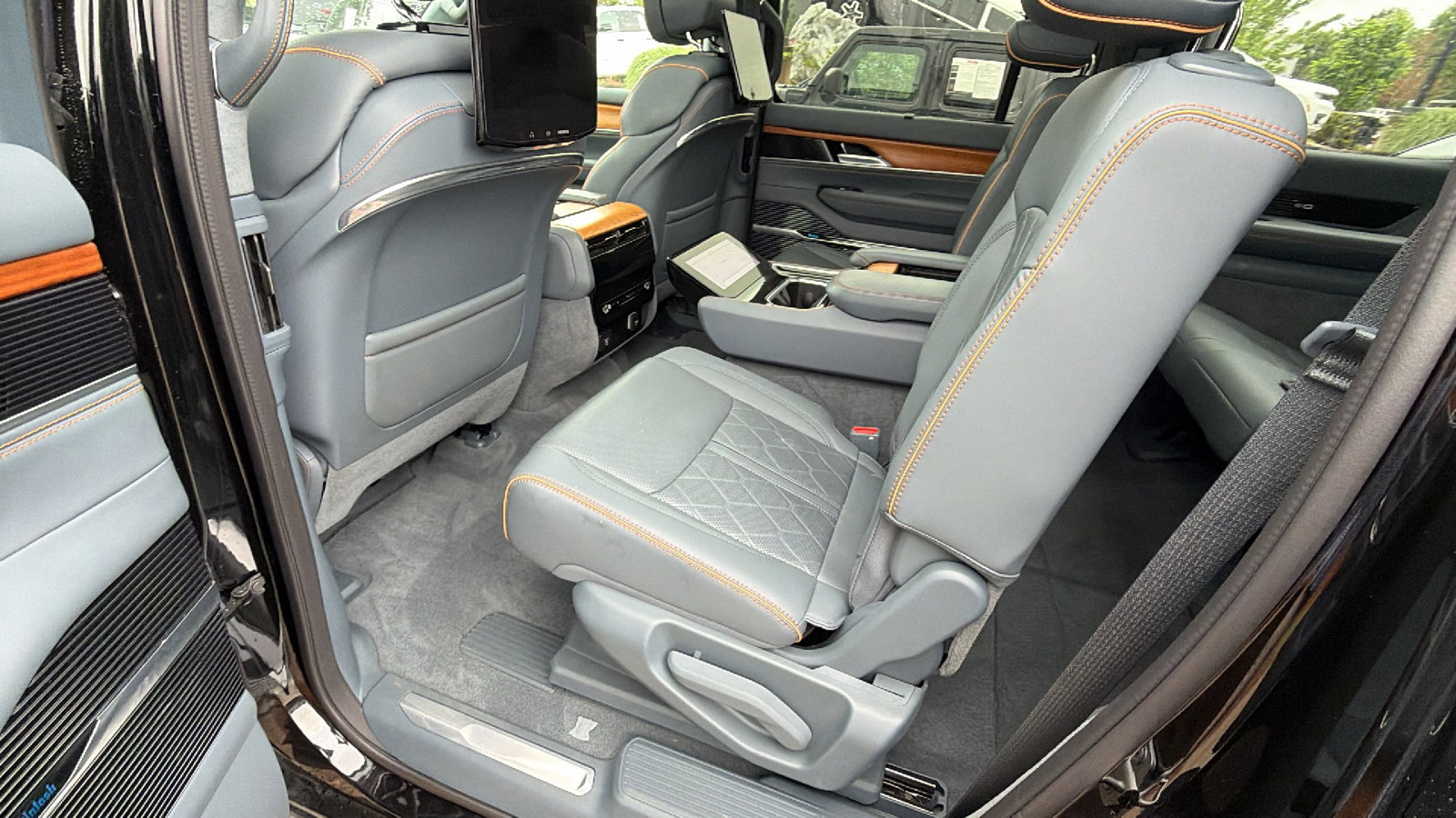 Used 2024 Jeep Grand Wagoneer Series III w/ Rear Seat Video Group 1 AWD/4WD image 25