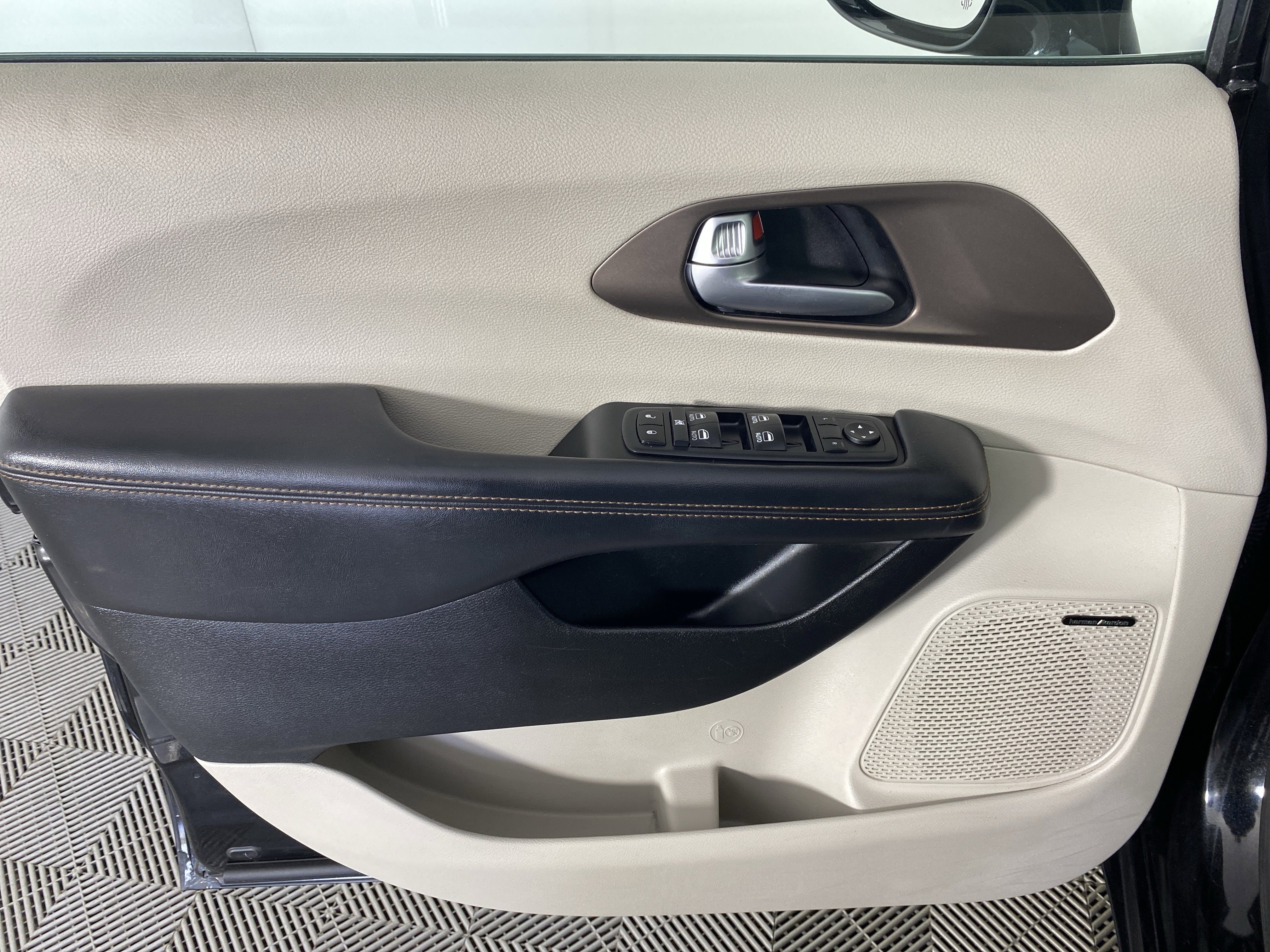 Used 2017 Chrysler Pacifica Touring-L Plus image 13