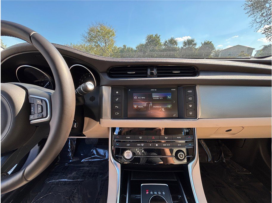 Used 2018 Jaguar XF Premium image 11