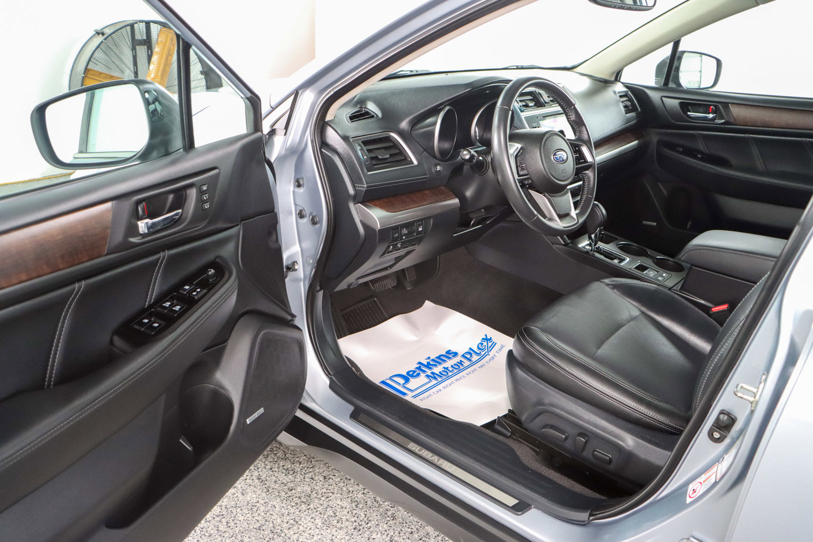 Used 2018 Subaru Outback 2.5i Limited w/ Popular Package #2 image 3