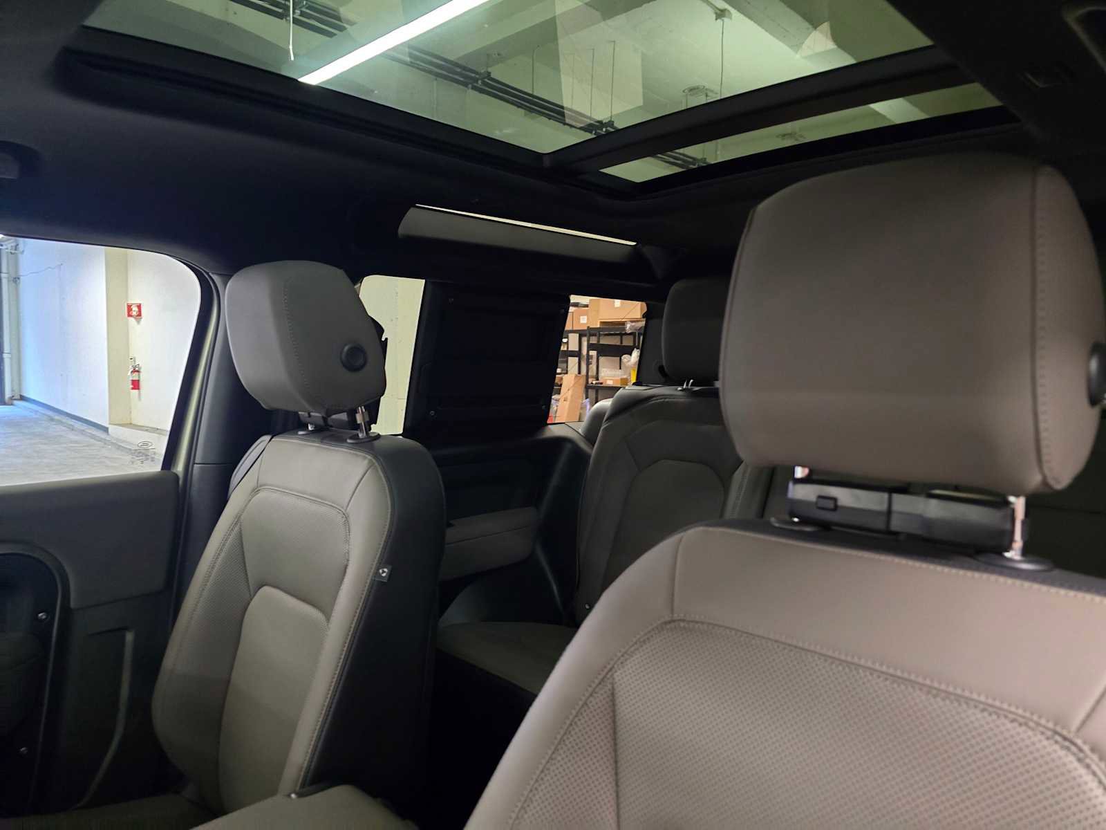 Used 2025 Land Rover Defender 90 X-Dynamic SE image 19