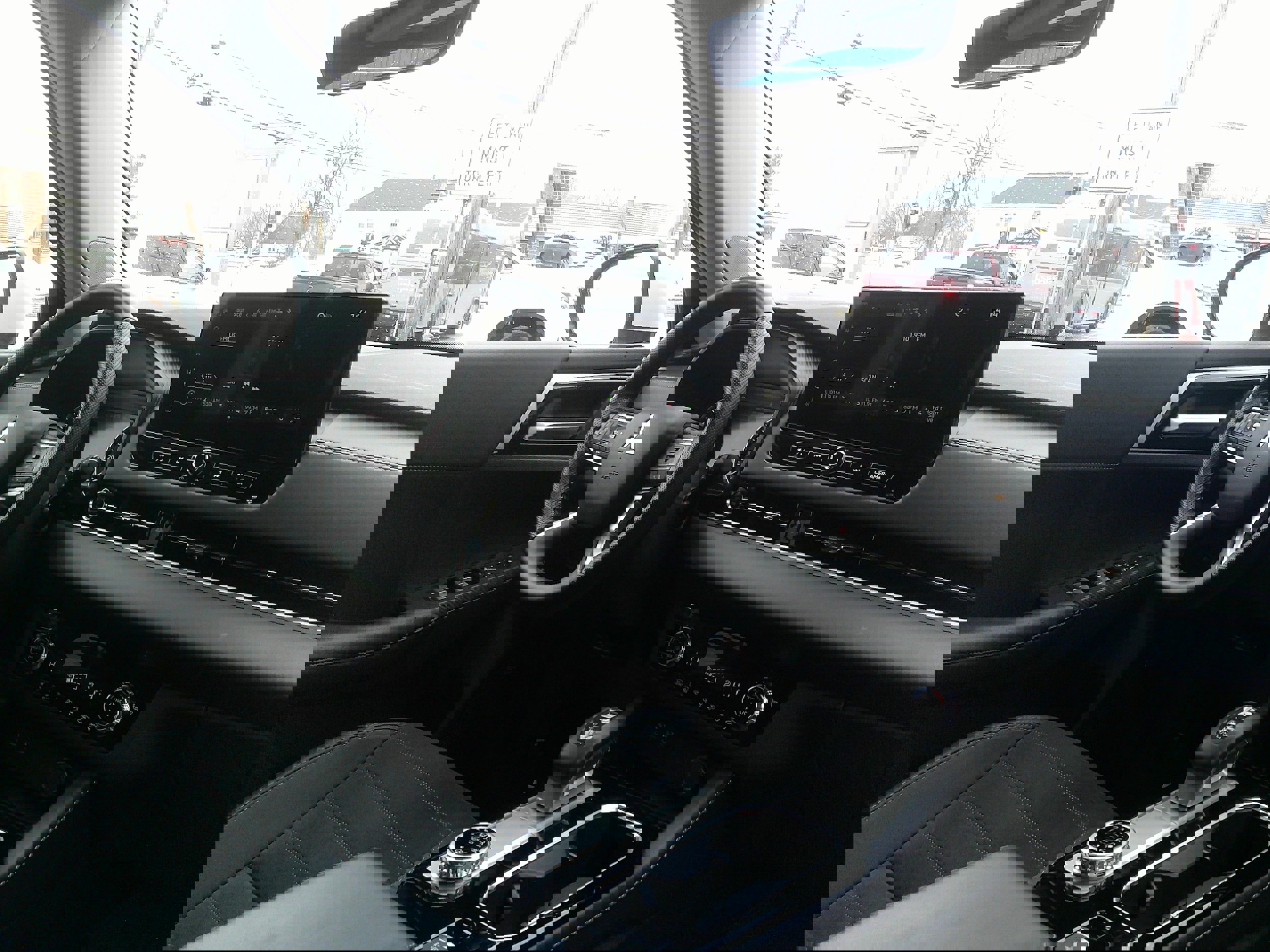 Used 2025 Mitsubishi Outlander SE image 24