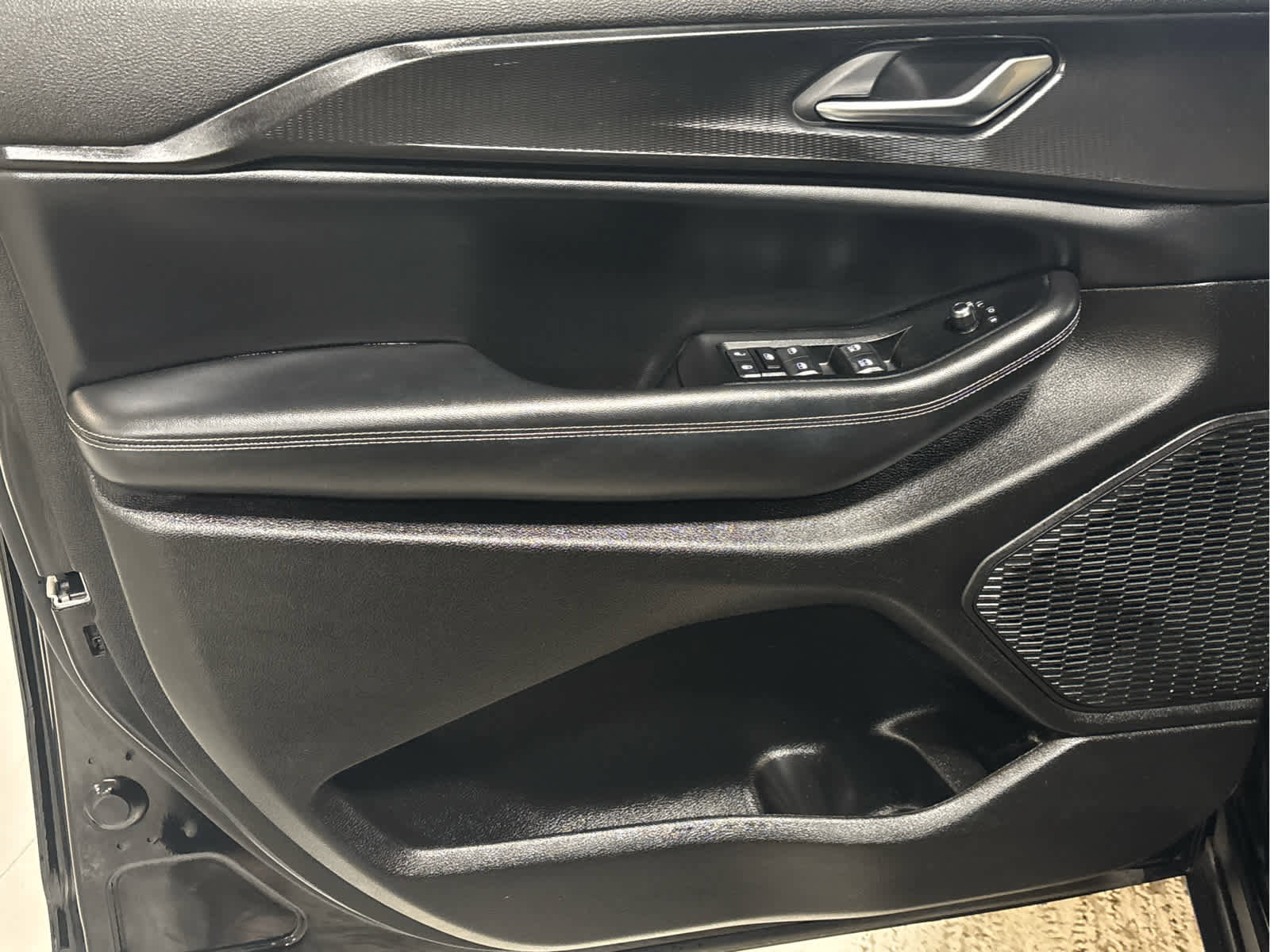 Used 2023 Jeep Grand Cherokee L Laredo image 12