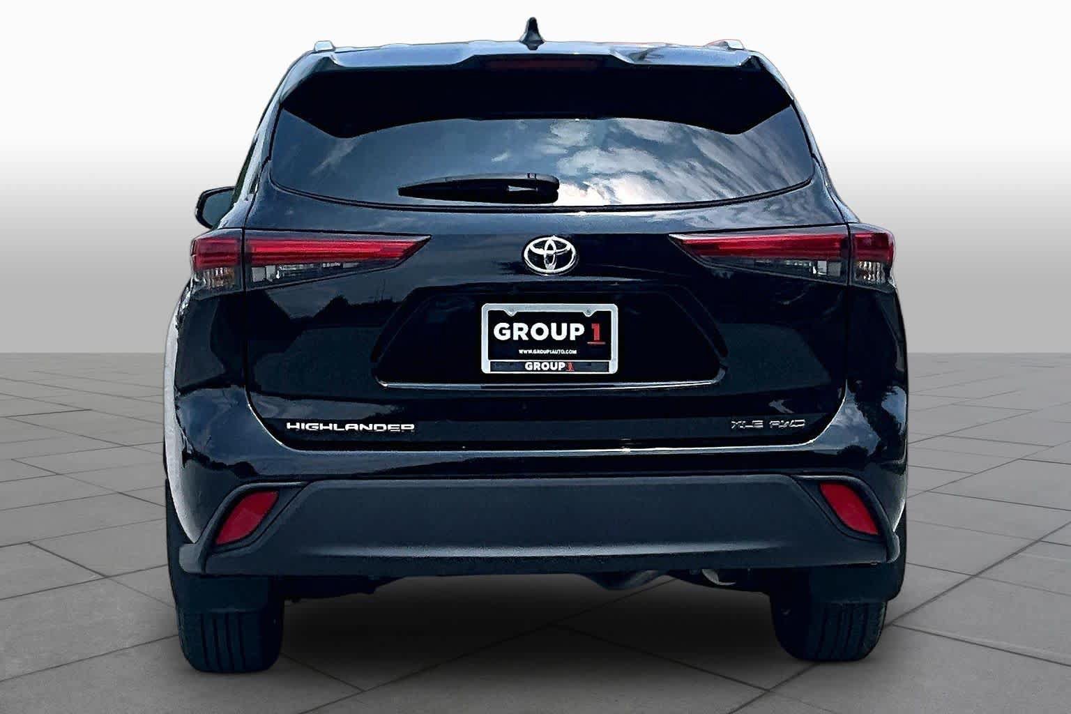 Used 2023 Toyota Highlander XLE AWD/4WD image 5