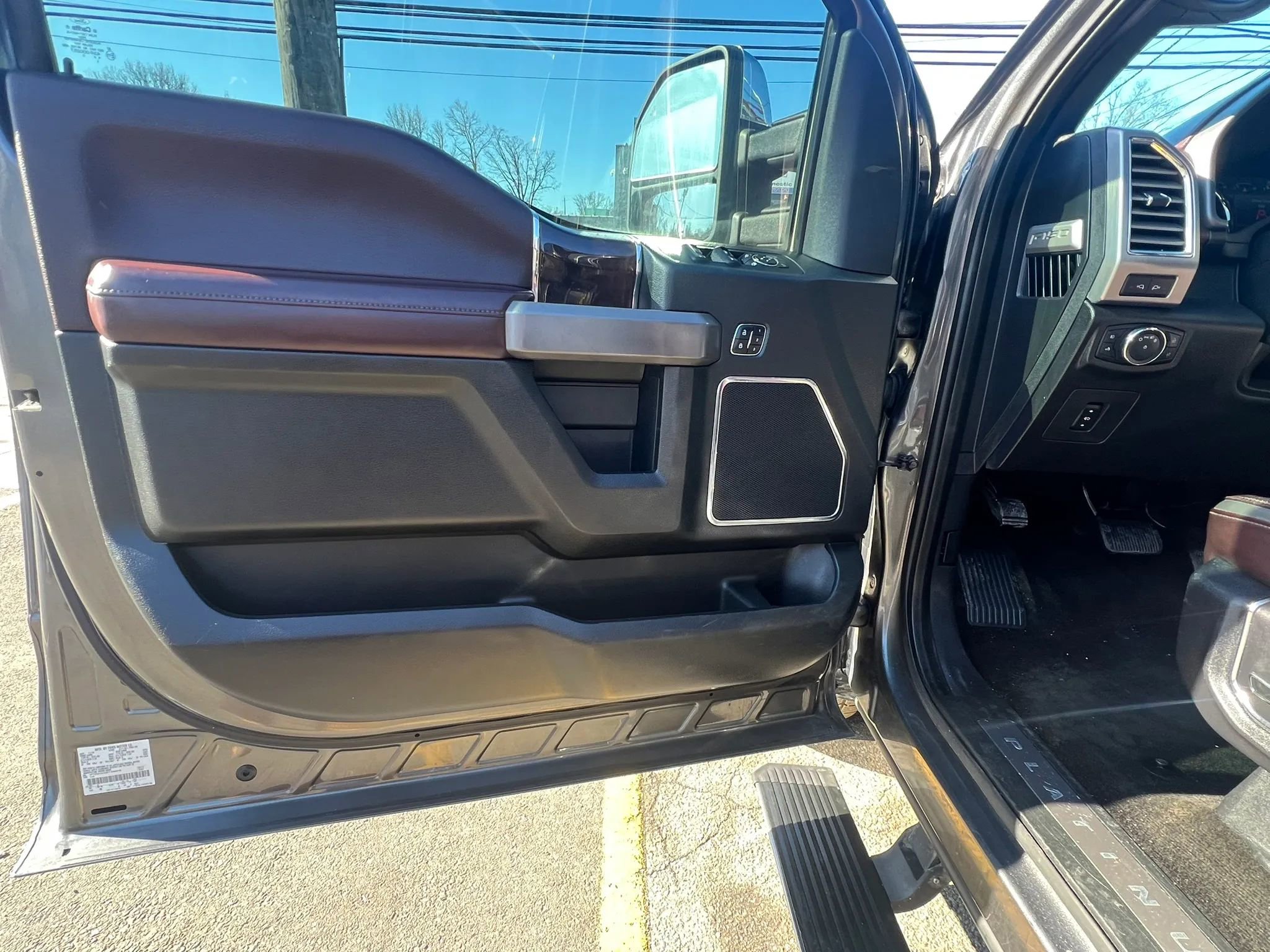 Used 2015 Ford F150 Platinum w/ Equipment Group 701A Luxury AWD/4WD image 20