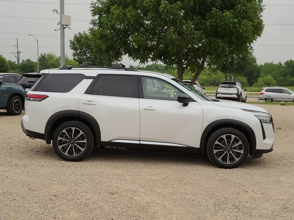 New 2026 Nissan Pathfinder Platinum FWD image 4