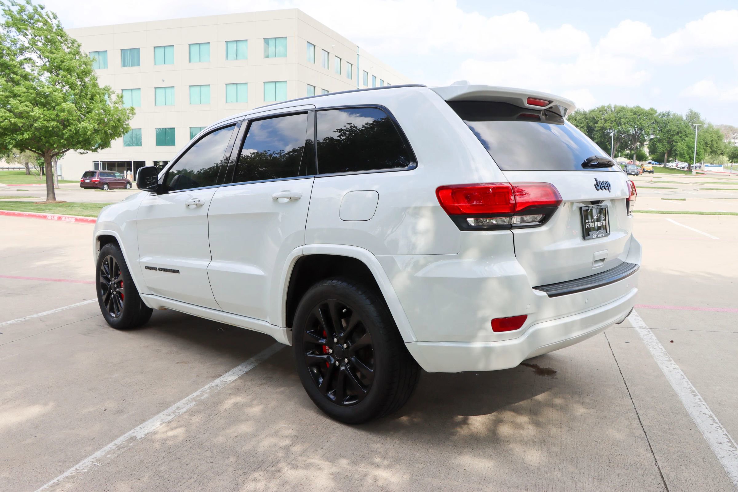 Used 2017 Jeep Grand Cherokee Altitude RWD image 5