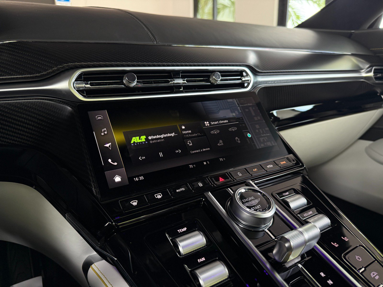 Used 2025 Aston Martin V8 Vantage Coupe RWD image 34