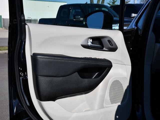 Used 2024 Chrysler Pacifica Touring-L image 13
