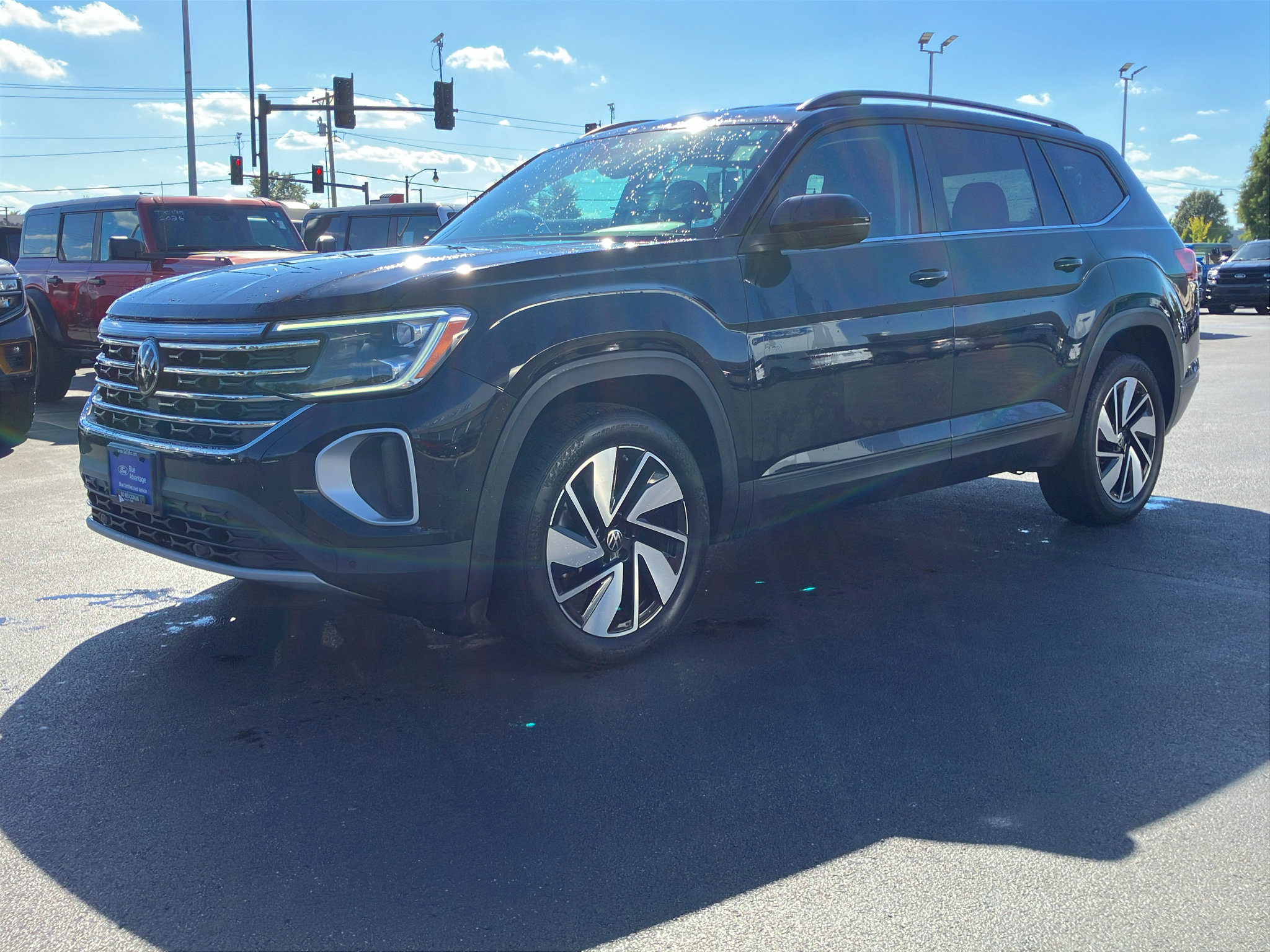 Used 2024 Volkswagen Atlas SE AWD/4WD image 2